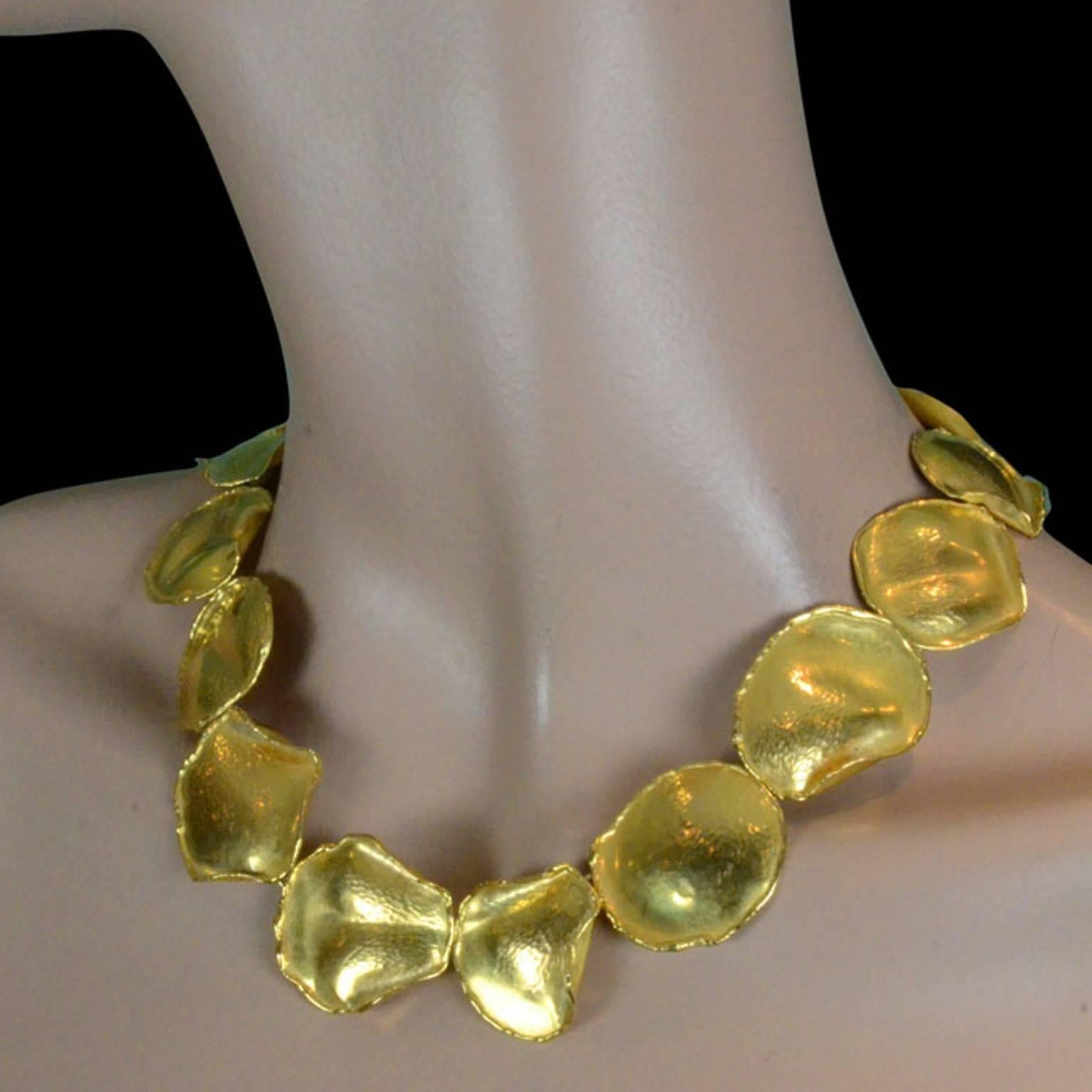 1979 Tiffany & Co. Angela Cummings Gold Rose Petal Necklace In Good Condition In London, GB
