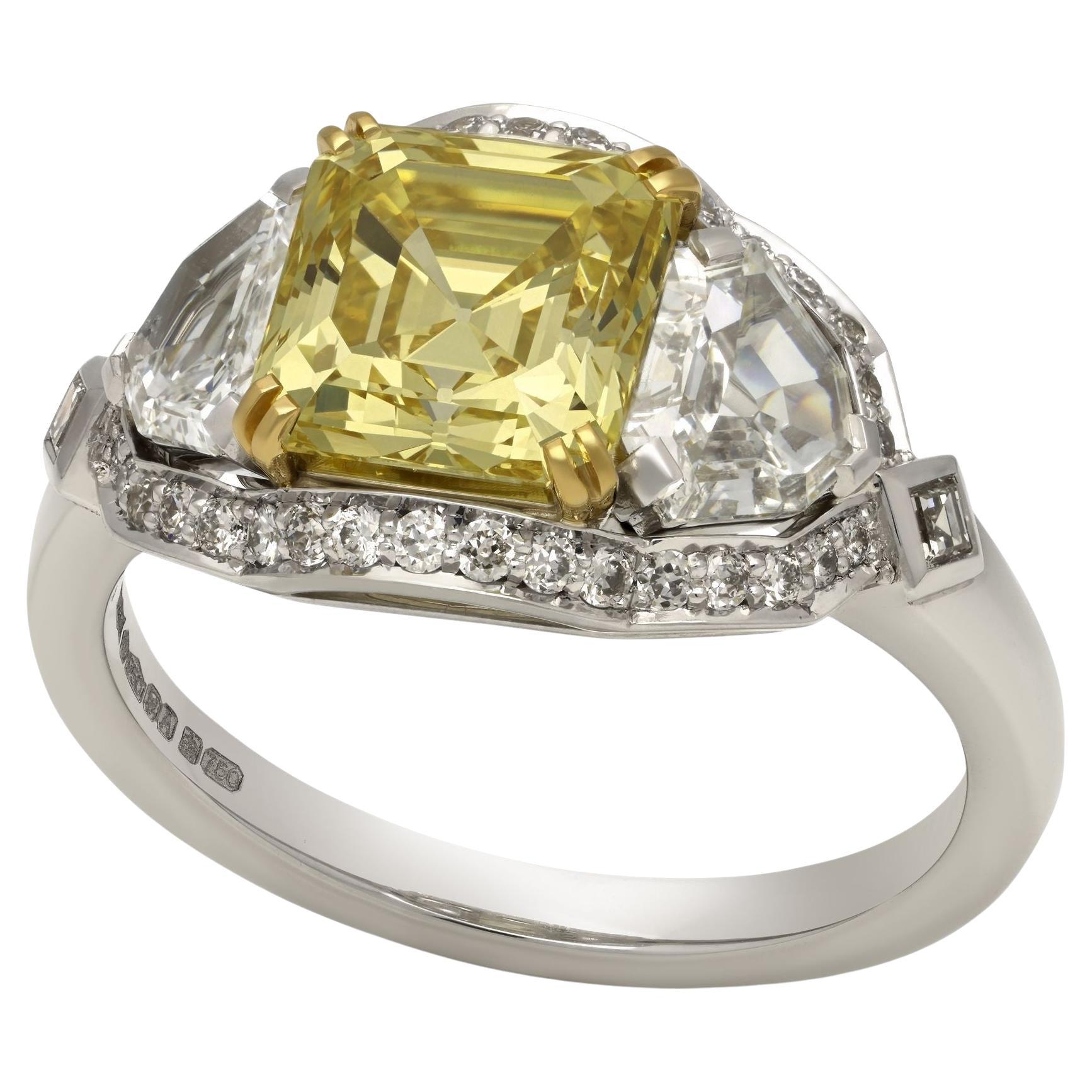 Hancocks 2.12ct Fancy Intense Yellow Asscher Cut Diamond Three Stone Ring (bague à trois pierres)