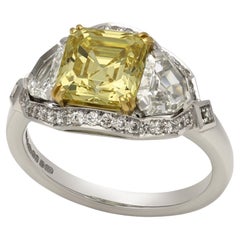 Hancocks 2,12ct Fancy Intensive Gelb Asscher Cut Diamant Drei Stein Ring