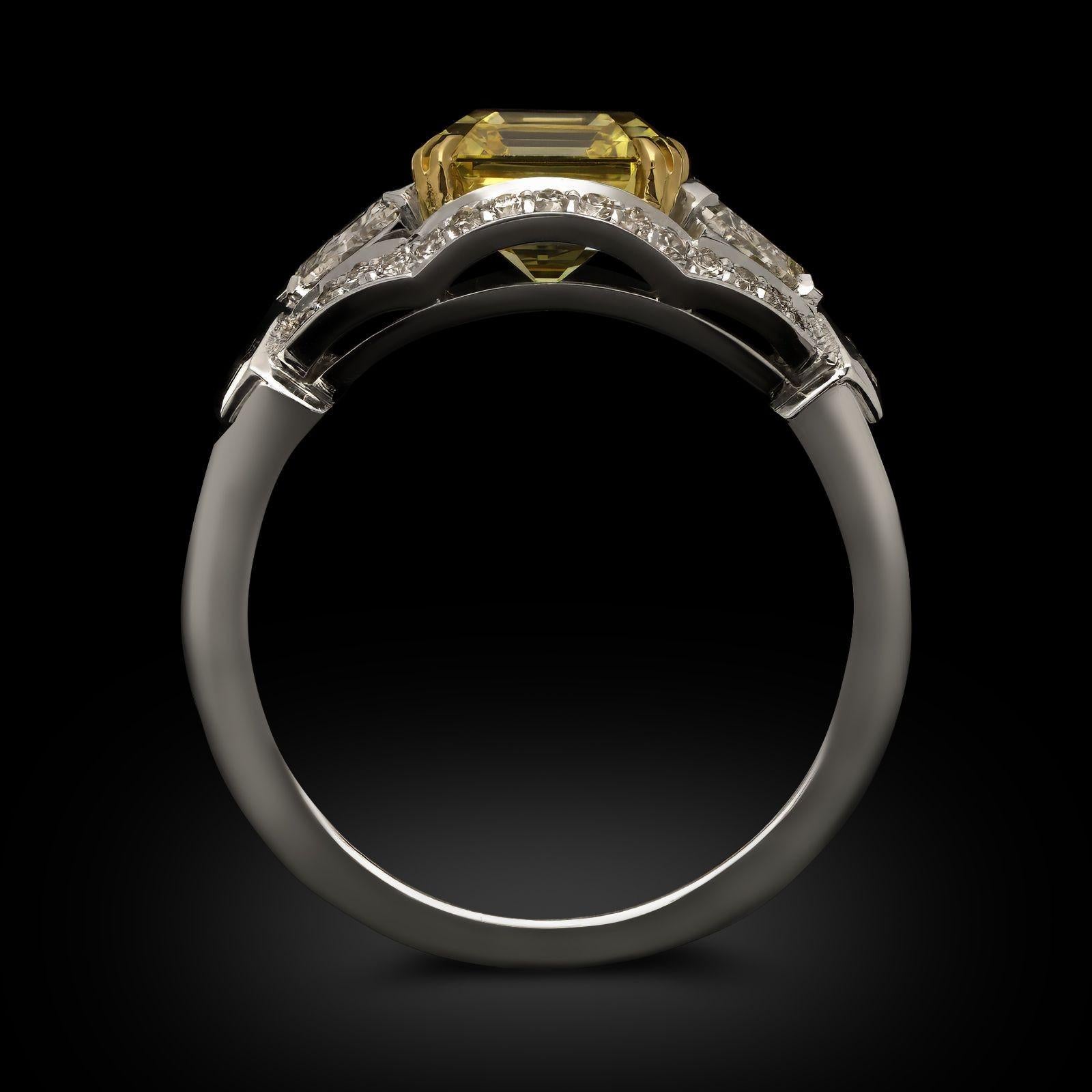 Hancocks 2,12ct Fancy Intense Yellow Asscher Cut Diamond Anello a tre pietre in vendita 2