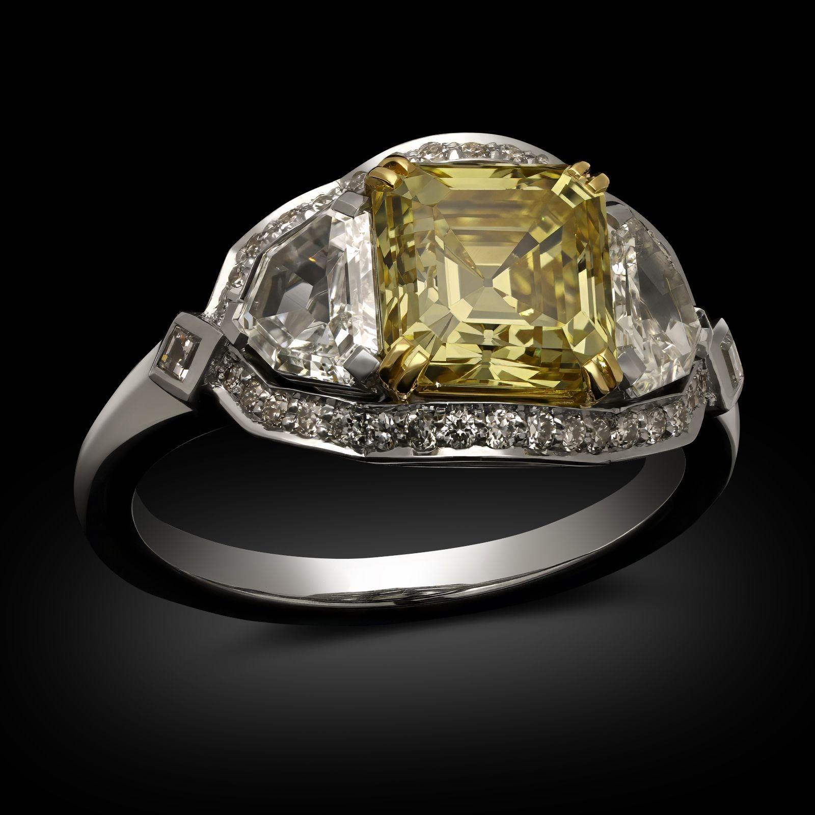 Creatore:
Hancocks
Sommario:
Hancocks 2,12ct Fancy Intense Yellow Asscher Cut Diamond Anello a tre pietre
Descrizione:
Anello con diamante giallo e bianco di Hancocks, taglio antico. L'anello artigianale è incastonato al centro con un antico
