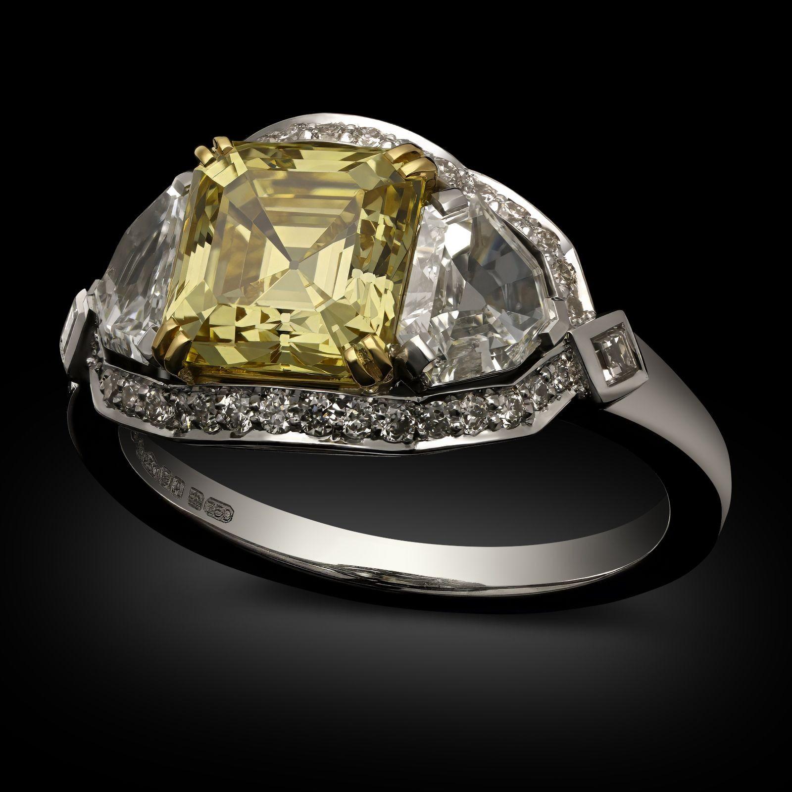 Quadrato Hancocks 2,12ct Fancy Intense Yellow Asscher Cut Diamond Anello a tre pietre in vendita