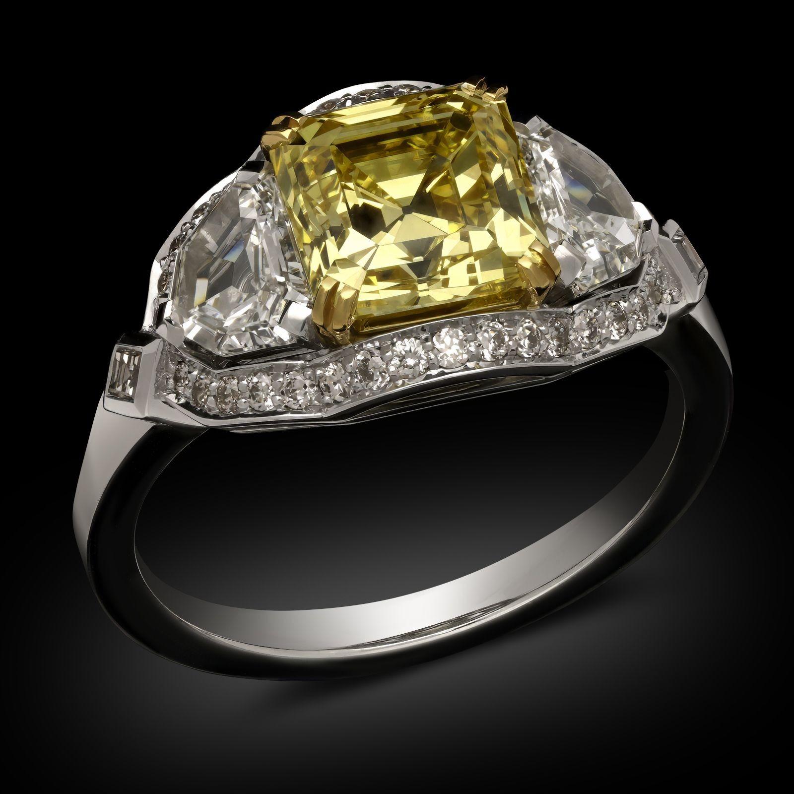 Hancocks 2,12ct Fancy Intense Yellow Asscher Cut Diamond Anello a tre pietre In condizioni Nuovo in vendita a London, GB