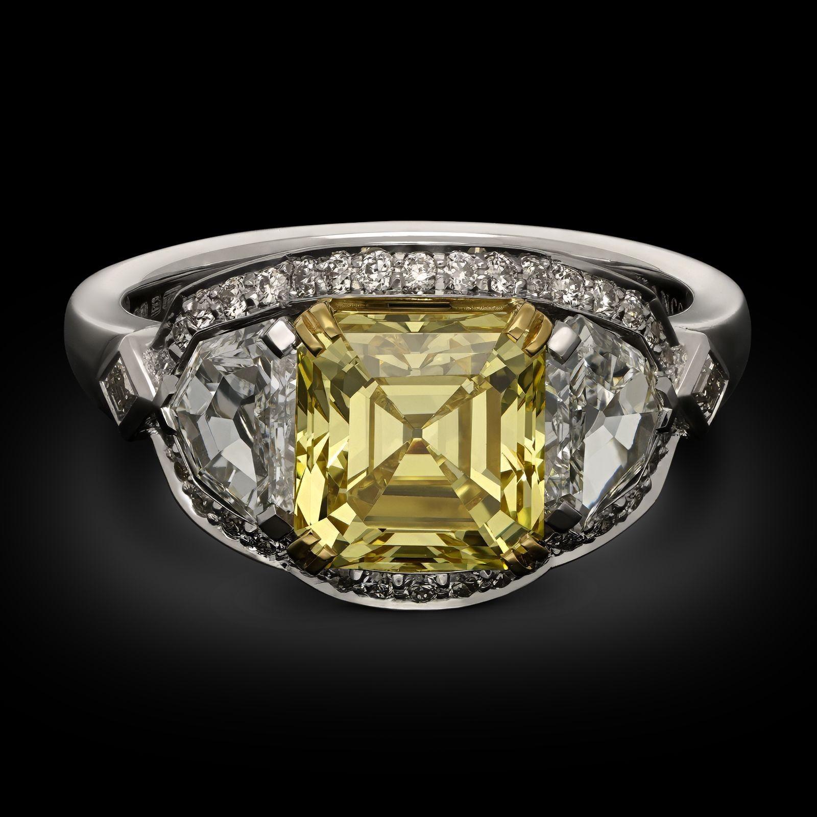 Hancocks 2,12ct Fancy Intense Yellow Asscher Cut Diamond Anello a tre pietre in vendita 1