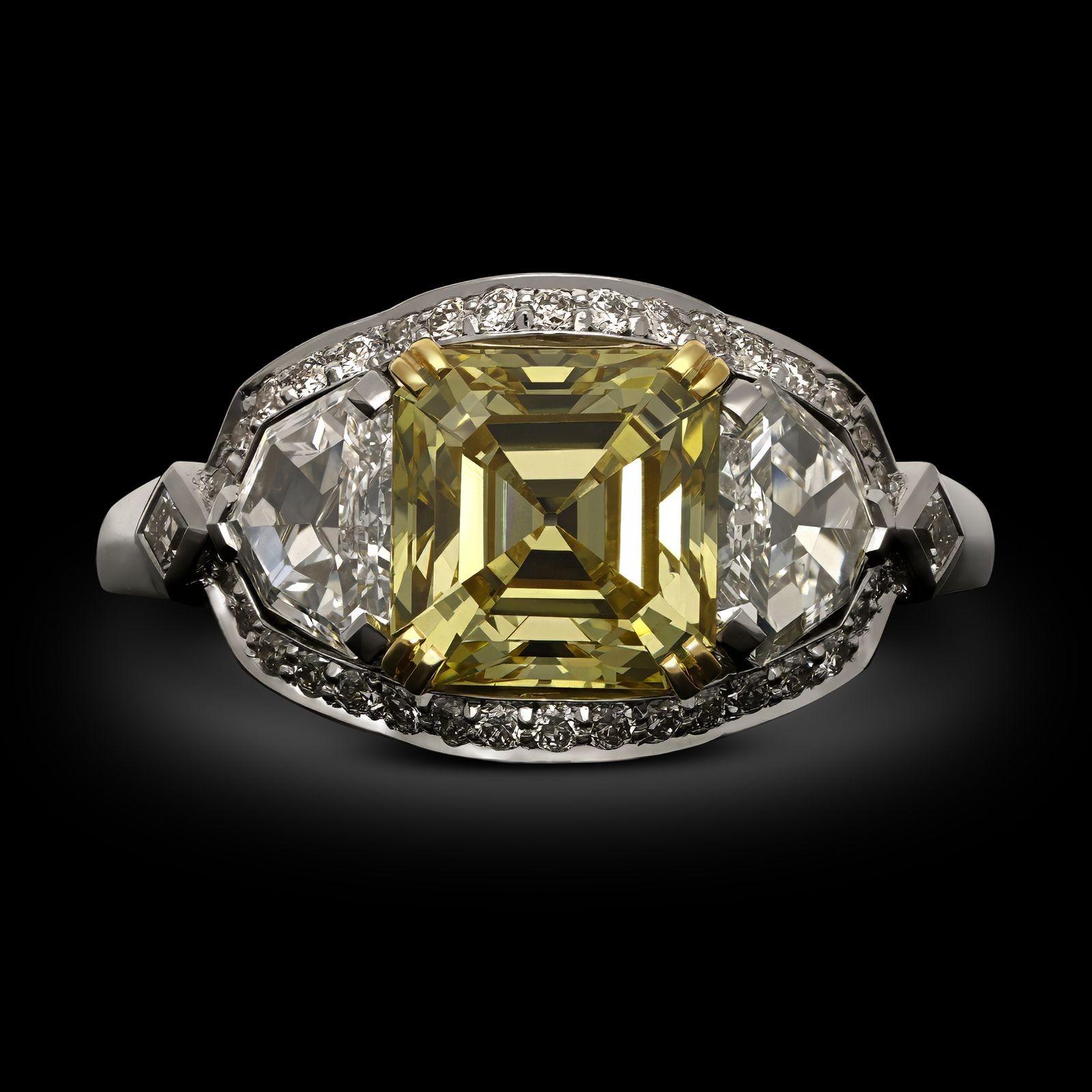 da uomo o donna Hancocks 2,12ct Fancy Intense Yellow Asscher Cut Diamond Anello a tre pietre in vendita