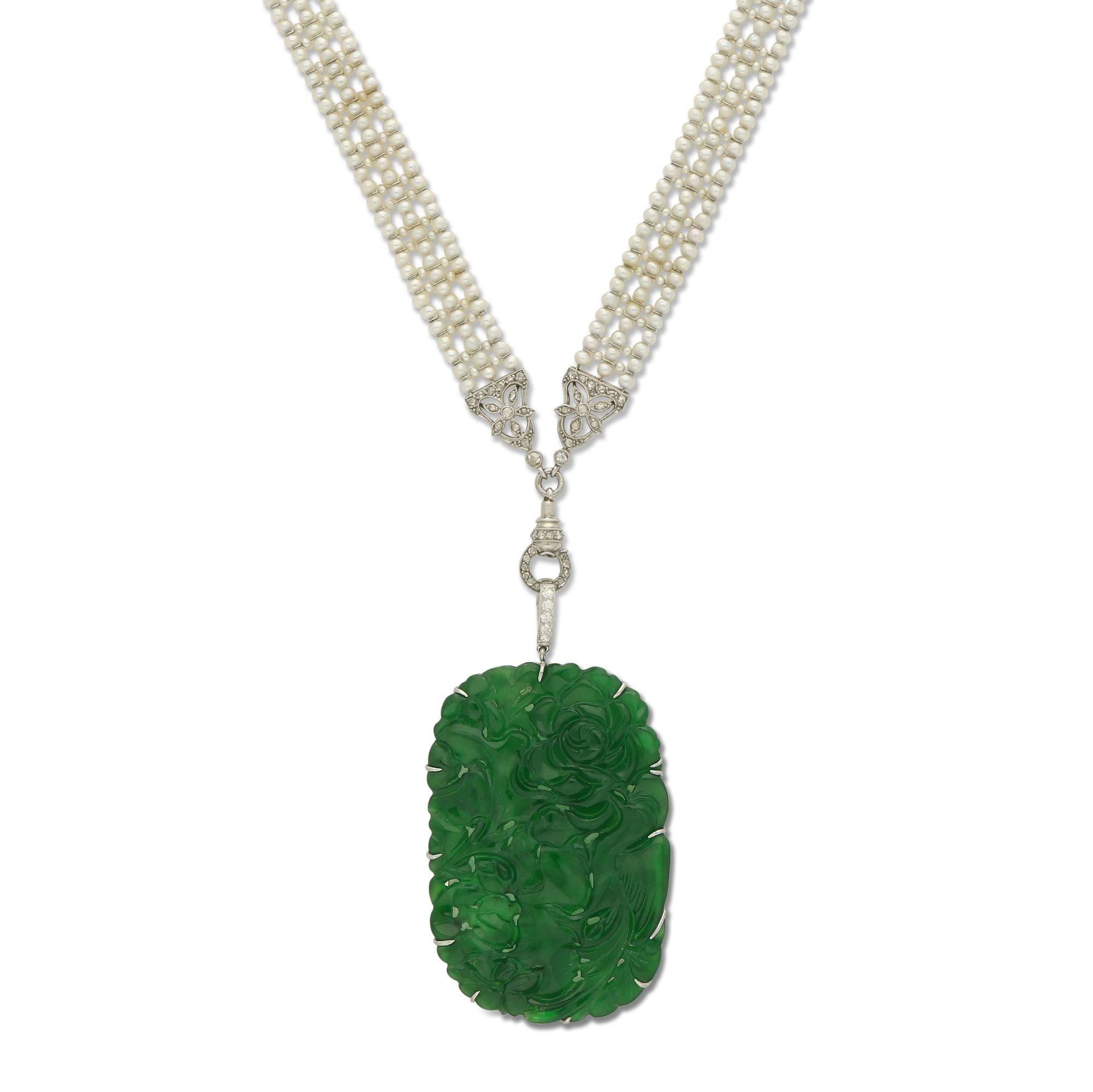 Sommario:
Collana Art Déco in giadeite, perle naturali e diamanti Sautoir
Descrizione:
Collana sautoir in giada naturale intagliata Art Carved, perle naturali d'acqua salata e diamanti c.1925. La collana è infilata in tre file di perle naturali,