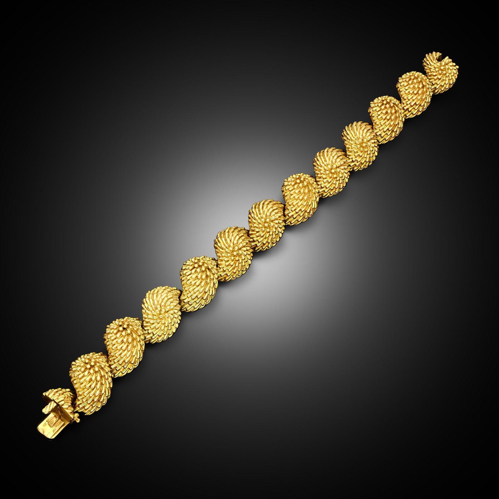 Fabricante:
Van Cleef & Arpels
Resumen:
Pulsera vintage de oro amarillo de 18 ct con textura 