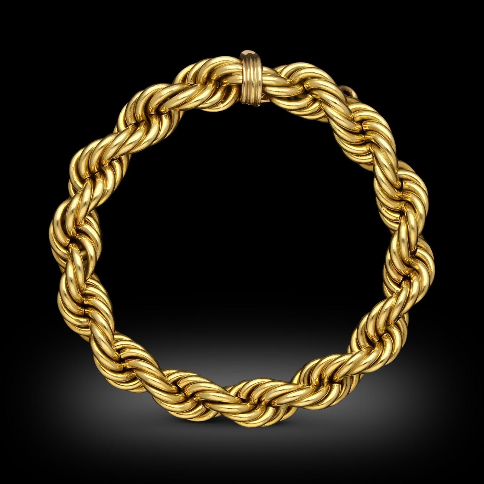 Creatore:
Kutchinsky
Sommario:
Bracciale vintage a corda in oro giallo 18 ct.
Descrizione:
Bracciale vintage in oro giallo 18ct di Kutchinsky, circa 1977. Il bracciale pesante è stato progettato come una corda di due coppie di fili solidi