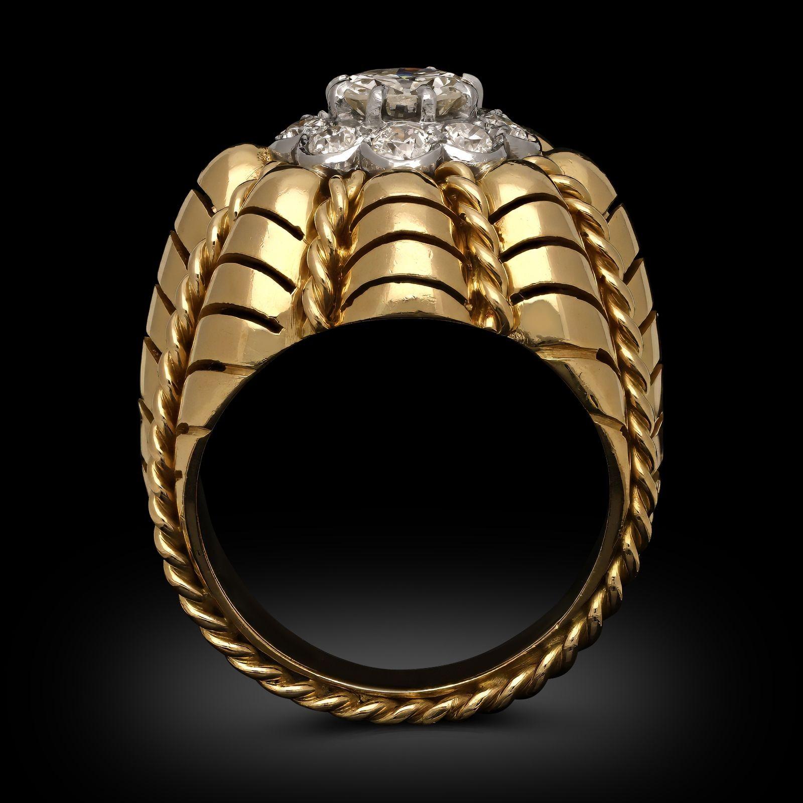 Anello Bombé d'epoca in oro giallo 18 ct e diamanti, circa 1950 In condizioni buone a London, GB