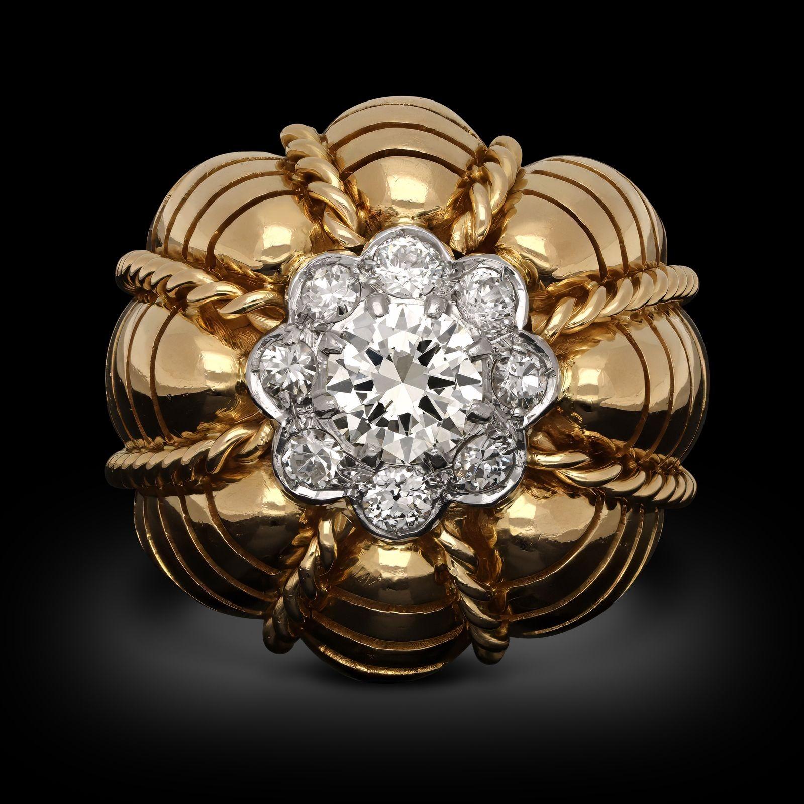 Sommario:
Anello Bombé d'epoca in oro giallo 18 ct e diamanti
Descrizione:
Anello bombato d'epoca in oro giallo 18 ct e diamanti, circa 1950. L'anello ha un profilo alto e bombato, composto da segmenti scanalati e lobati, ciascuno dei quali è