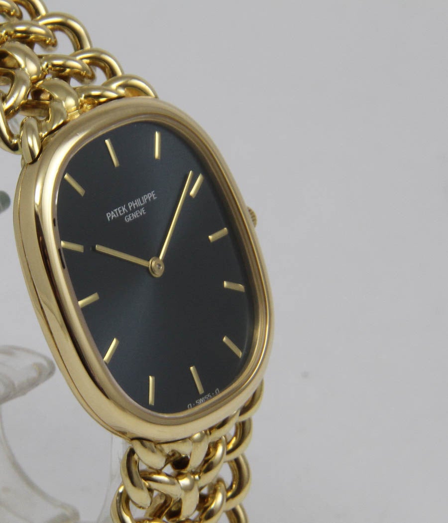 Ellipse d´Or

Case-Yellow-gold, sapphire crystal, golden rule
Movement-Caliber PP 215, manual wind, chronometer, seal of Geneva
Dial-Blue 18ct. gold dial, Dauphine gold hands
Bracelet-Patek 18ct. gold bracelet

Very nice condition, extract