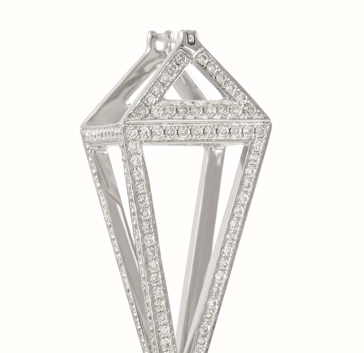Our iconic Pendulum Dormeuse earrings have been given a more contemporary and elegant finish using white gold and white diamonds.

18K White Gold (11.53 gr.)
White Diamonds (500 ∅ / 2.38 cts.)