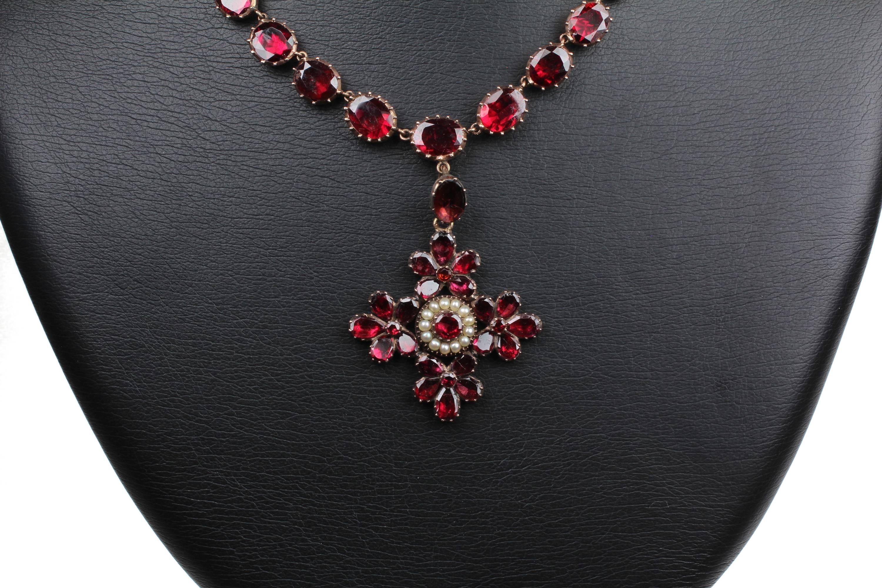 1820s Garnet Pearl Gold Floral Necklace Pendant Earrings Set For Sale 3