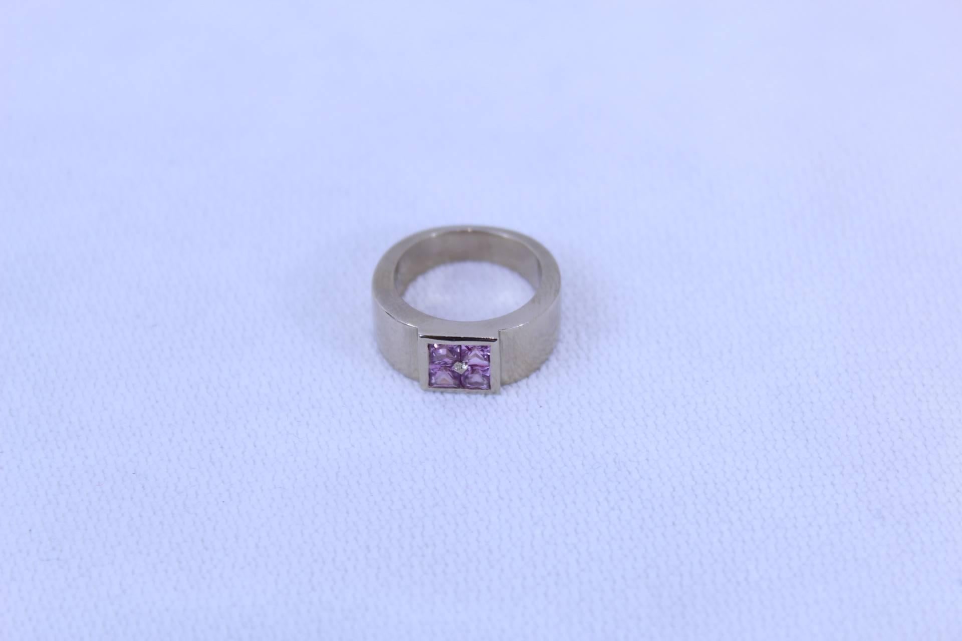 Amazing Hermes ring in yellow gold with 4 pink Shapyrs.

Size 52

Good condition, small signs of wear but not noticeable when wearing it.