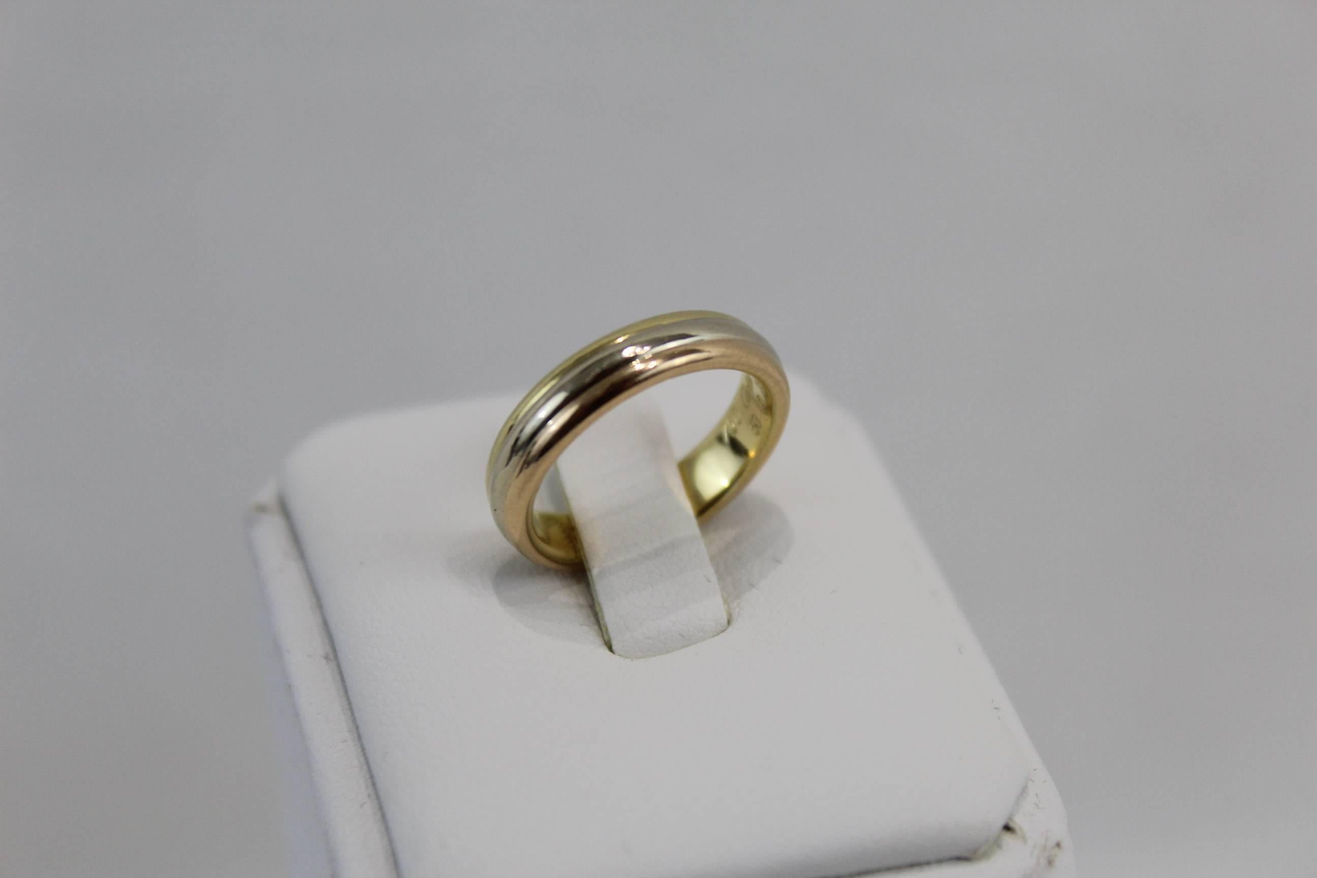 Nice Cartier Trinity Alliance, whith 2 different types of gold (yellow, pink and white)

European size 50.

Good condition but some signs of wear.

Ring from 1998

Serial number and signature in the inner part