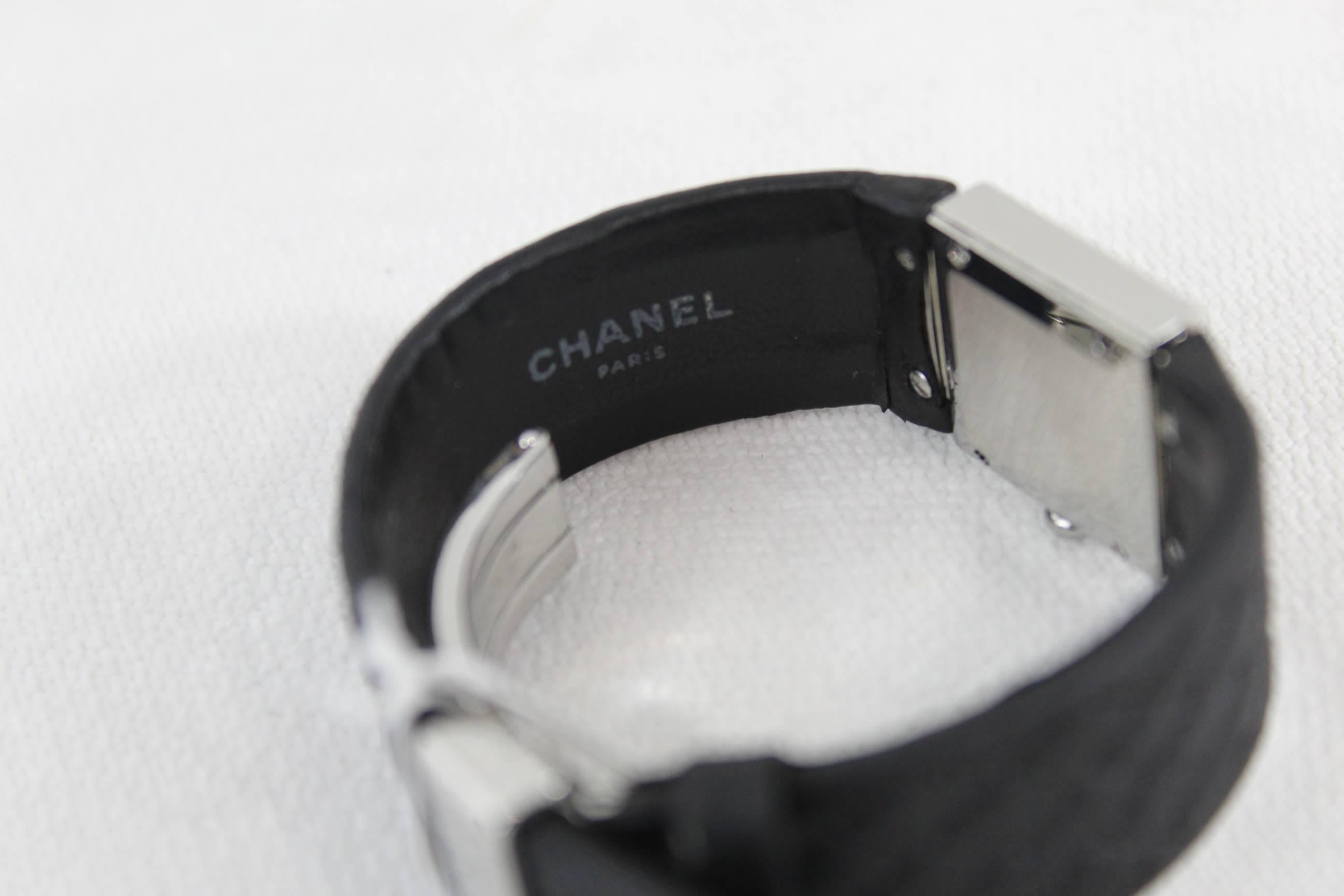 Nice Chanel watch in stainless steel and leather and nylon band.

generla good condition but case have some light signs of wear.

Band presents some signs of wear
