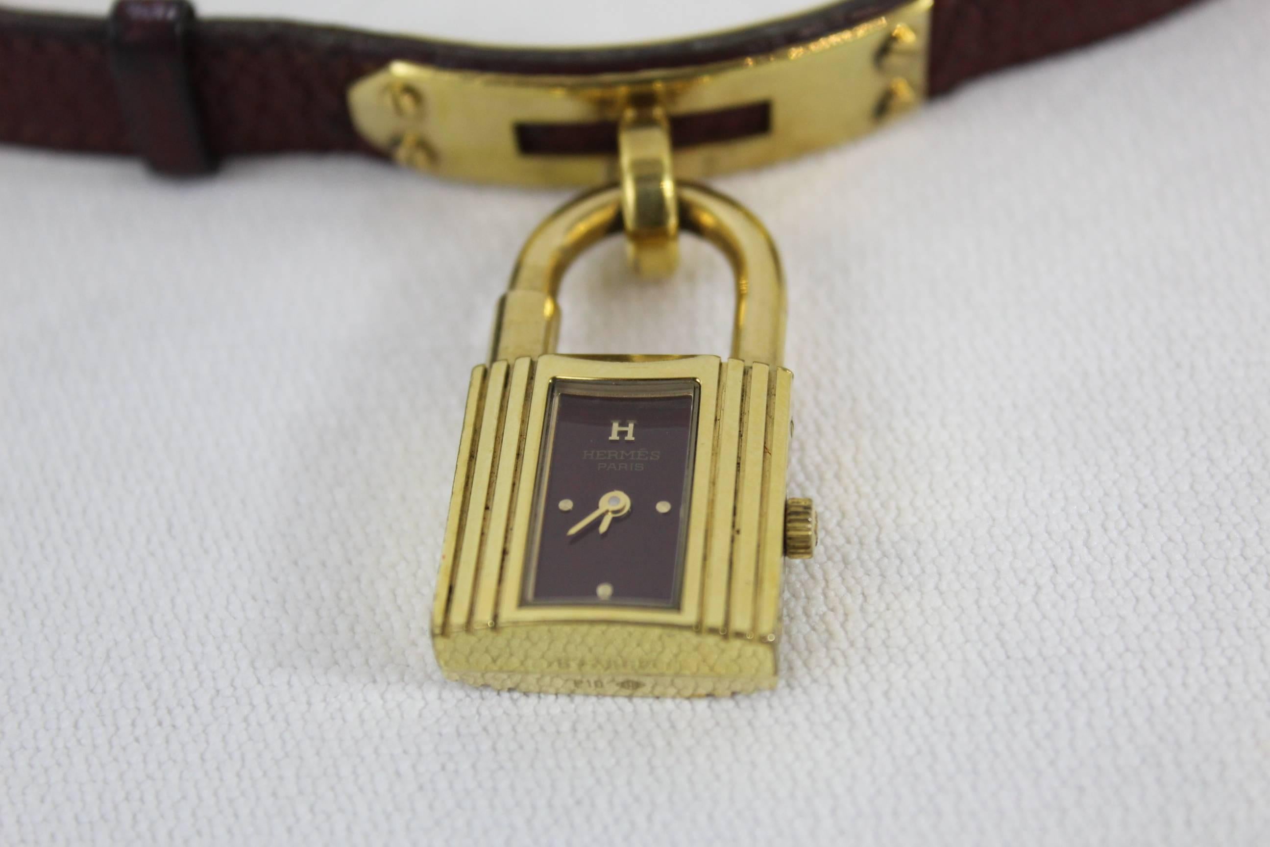 Nice Hermes kelly Watch with Gold Plated case
B urgundy dial and band (really rare)
Good condition
Watch from 1995
Some signs of wear