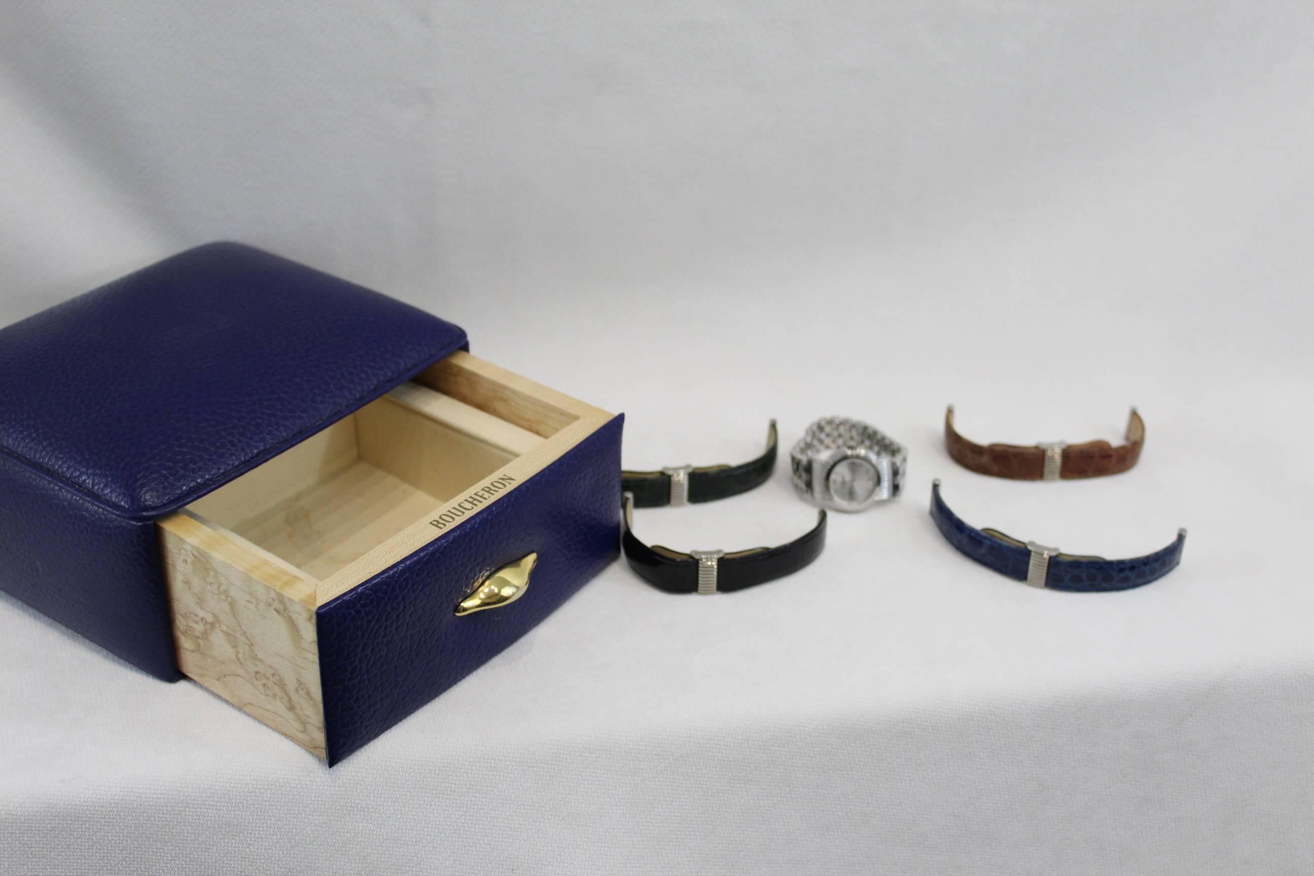 Nice Boucheron Reflet watch with stainless steel band and leather bands.

Small wrist for the steel band of 5,5 inches

Sold with box.

