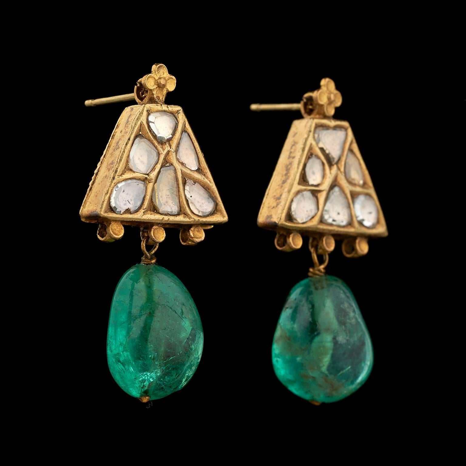 Antique Emerald Diamond Gold Indian Earrings In Excellent Condition In London, GB