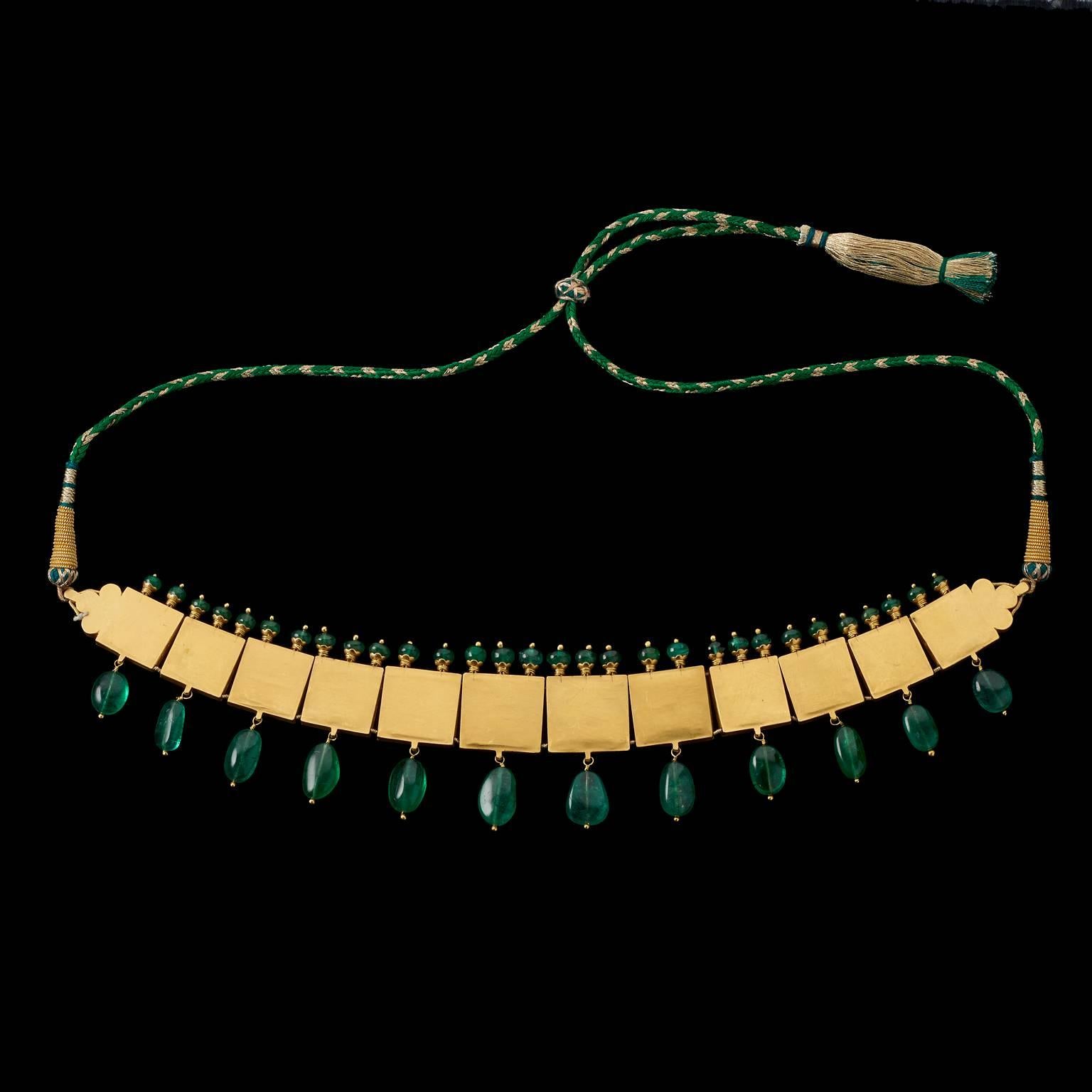Indian Rock Crystal Emerald Gold Necklace In Excellent Condition For Sale In London, GB