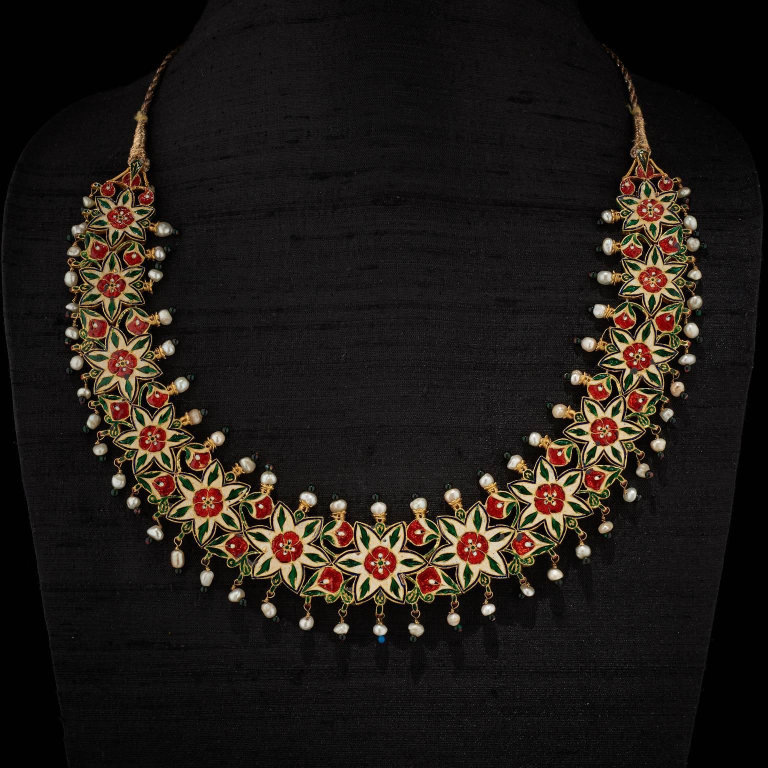 Pearls Diamonds Gold Indian Necklace   In Excellent Condition For Sale In London, GB