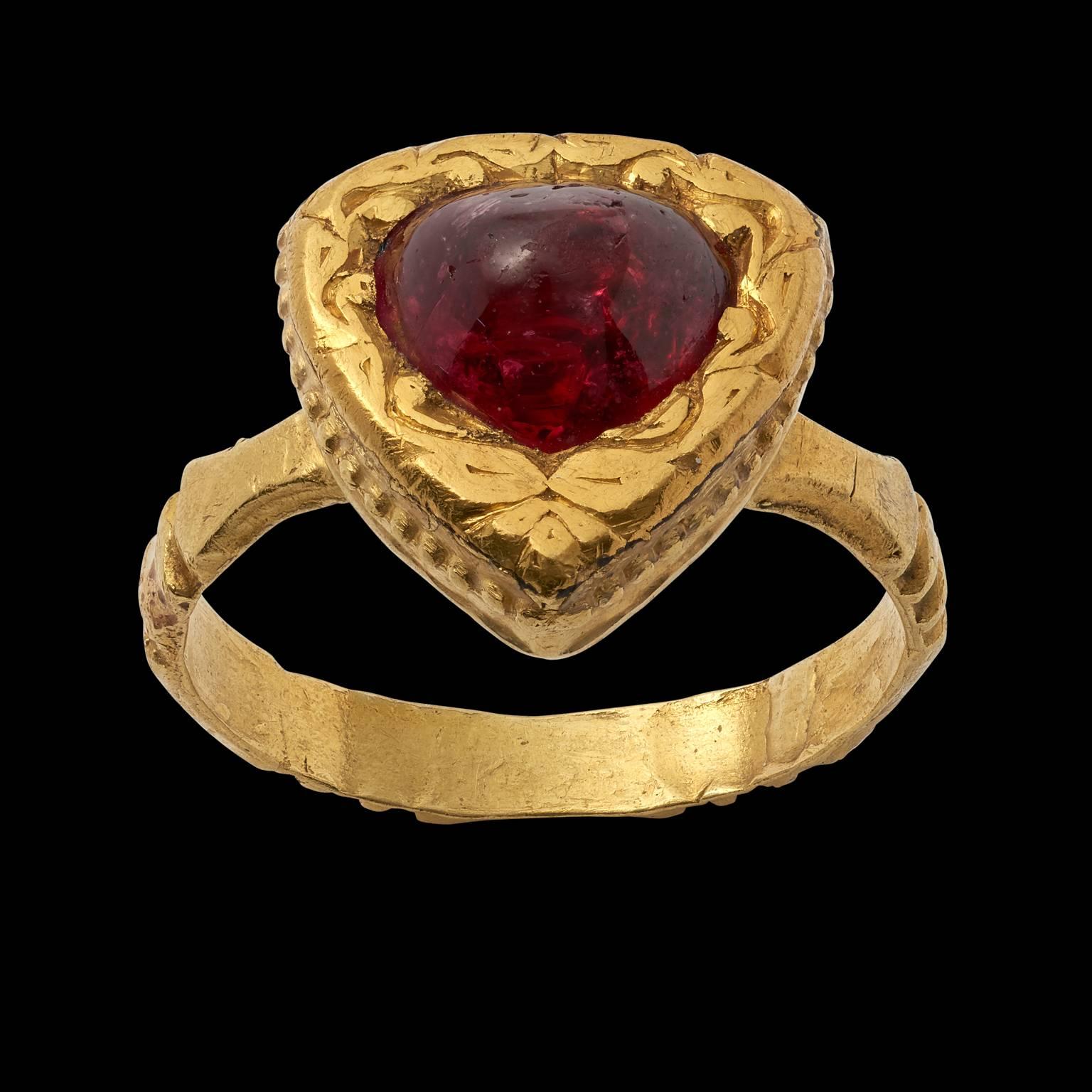 Ring
Deccan, South India
19th century

Fabricated from pure gold with a central domed cabouchon ruby. The shoulders of the ring have a design as does the top surround.

 UK finger size Q