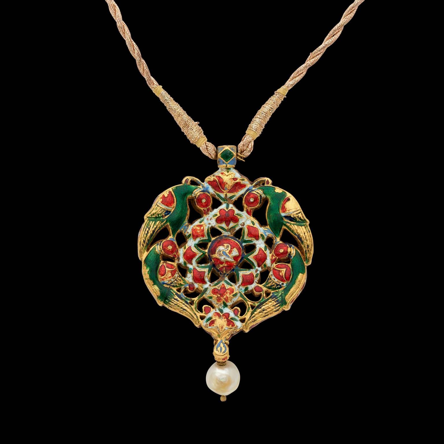 Antique Indian Pendant in Gold with Emeralds and Pearl In Excellent Condition For Sale In London, GB