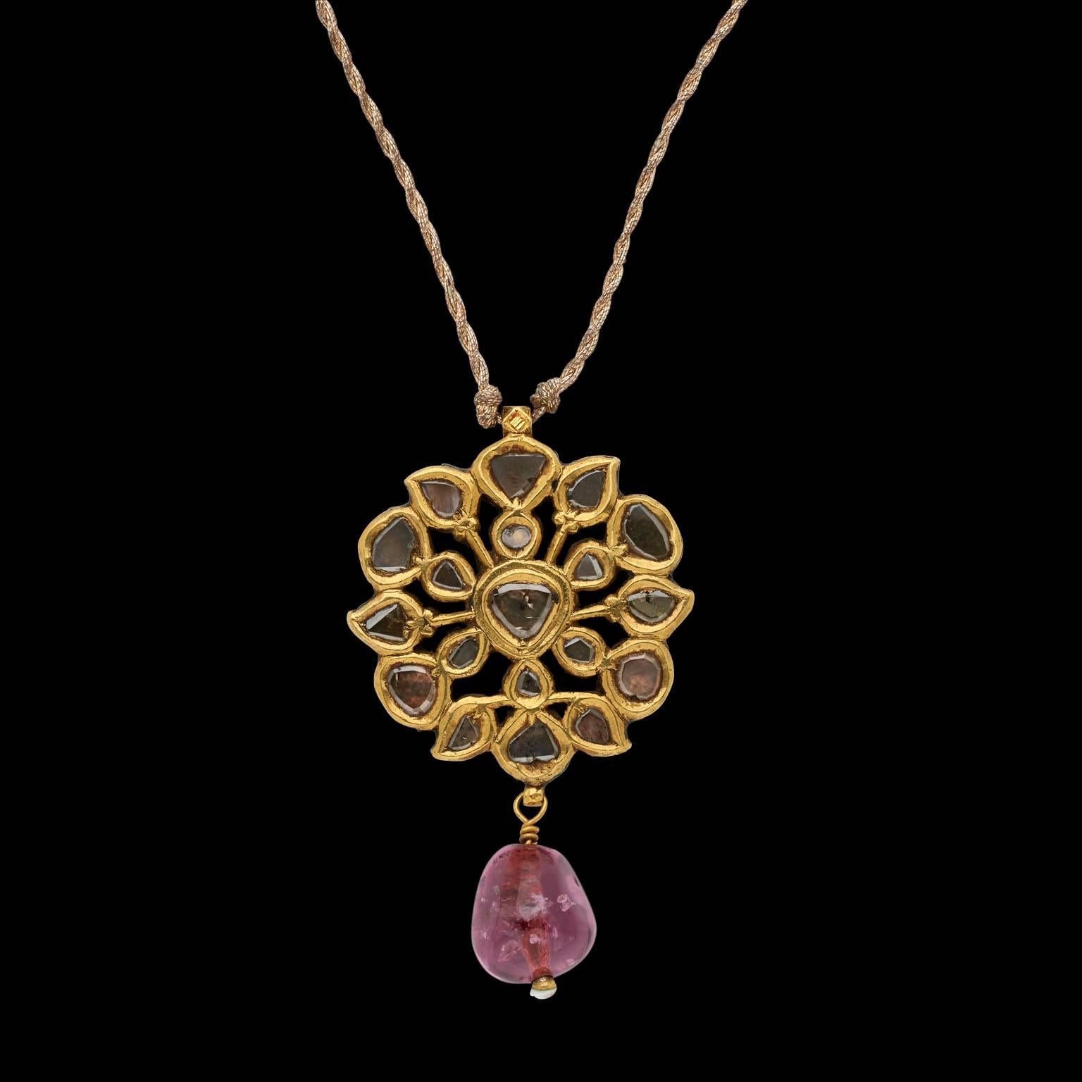 Antique Indian Pendant in Gold with Diamonds and Spinel For Sale at 1stDibs