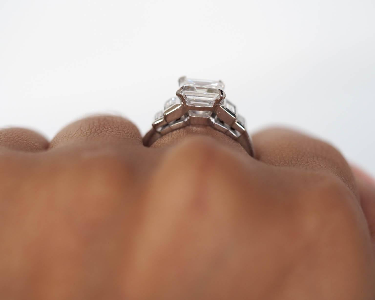 1940er Art Deco 1::48 Karat Antiker Asscher Cut Diamant Platin Verlobungsring im Zustand „Hervorragend“ in Hicksville, NY