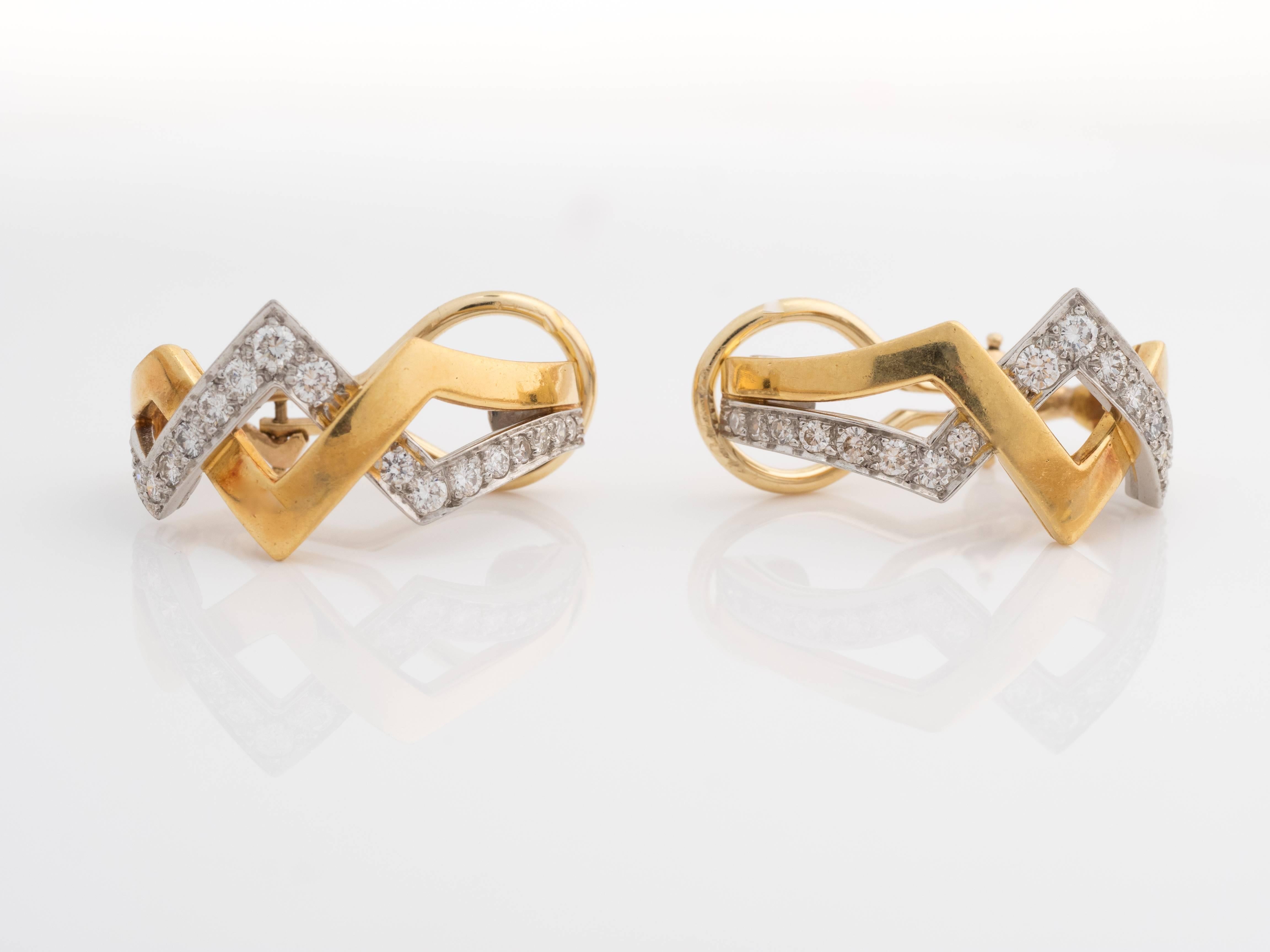 Rétro Boucles d'oreilles zigzag en or et platine avec diamants, années 1950 en vente