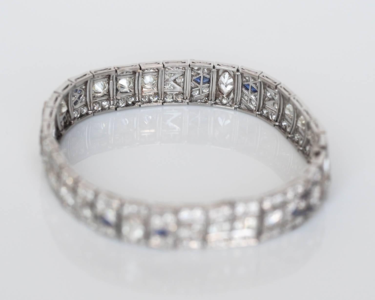 Hier ist ein wirklich schönes Art-Déco-Armband. Dieses Stück besteht aus ca. 11,50cttw Diamanten im Antikschliff. Der größte Stein in der Mitte ist 1,00ct und es gibt französisch geschliffene Saphire, die das Stück vervollständigen. Das Armband