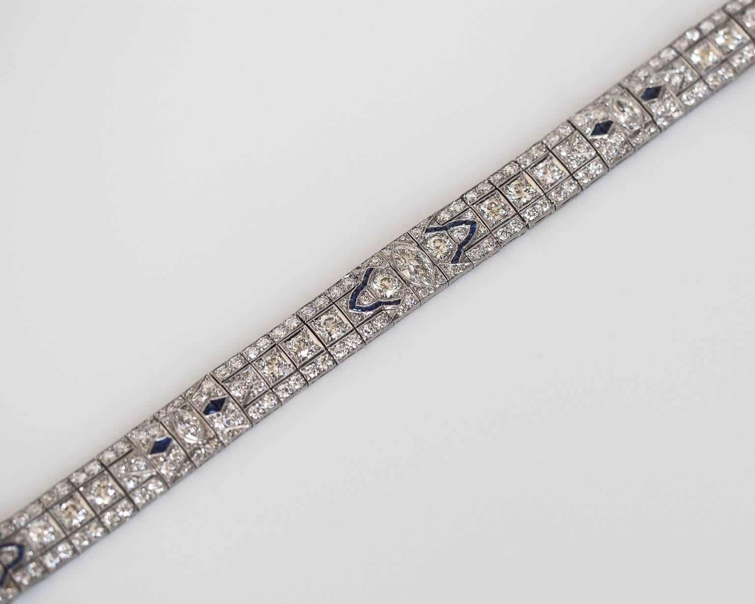 1940er Jahre Verziertes Art Deco 11,50 Karat Diamanten Saphir Platin-Armband (Art déco) im Angebot