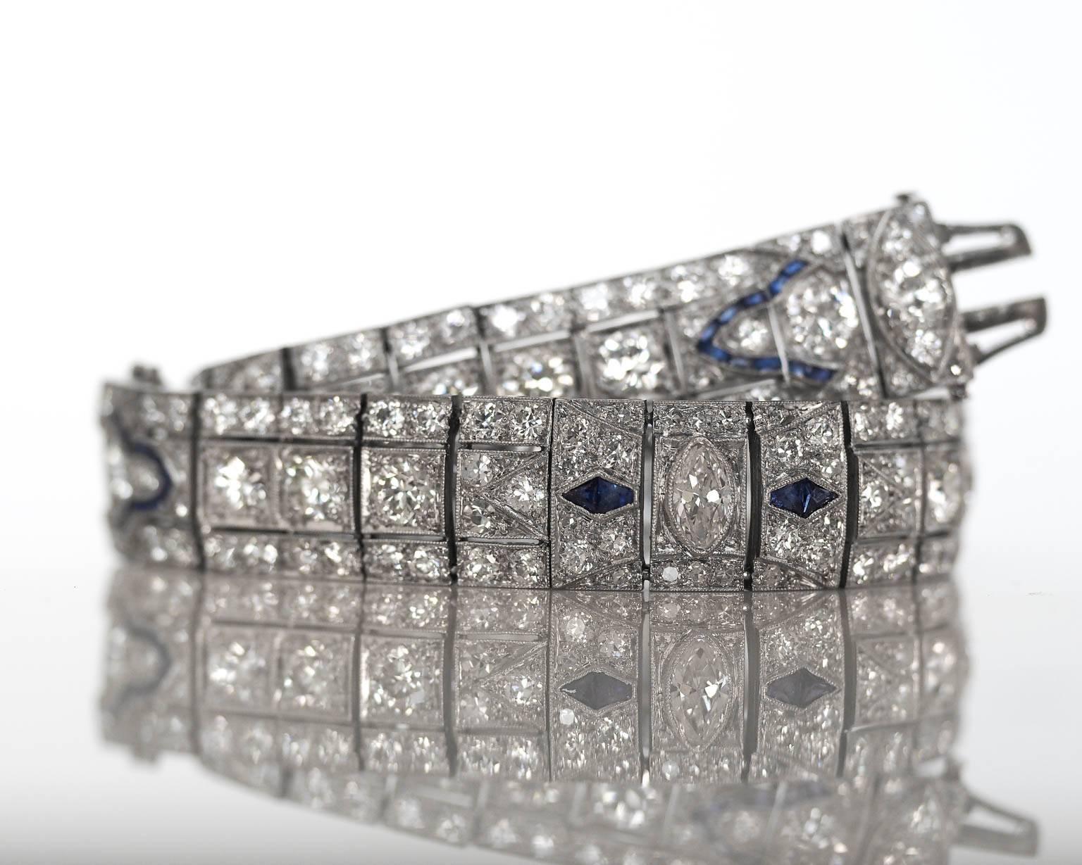 1940er Jahre Verziertes Art Deco 11,50 Karat Diamanten Saphir Platin-Armband im Angebot 1