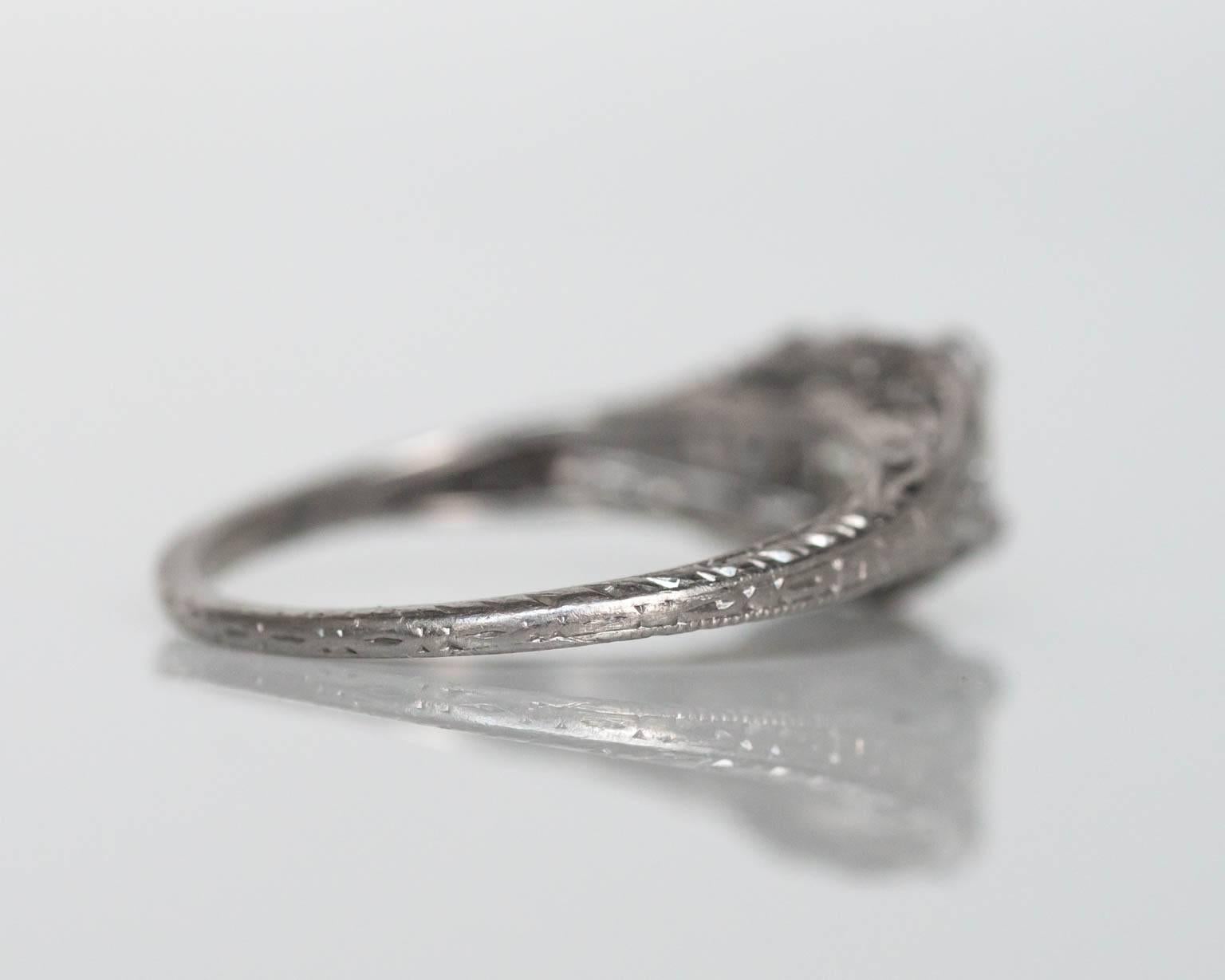 Cette pièce est spéciale, car le diamant central est une taille émeraude extrêmement blanche ! La monture est fabriquée à la main en platine et la pierre est d'une belle couleur blanche H et d'une clarté VS1. Le diamant central est flanqué de part