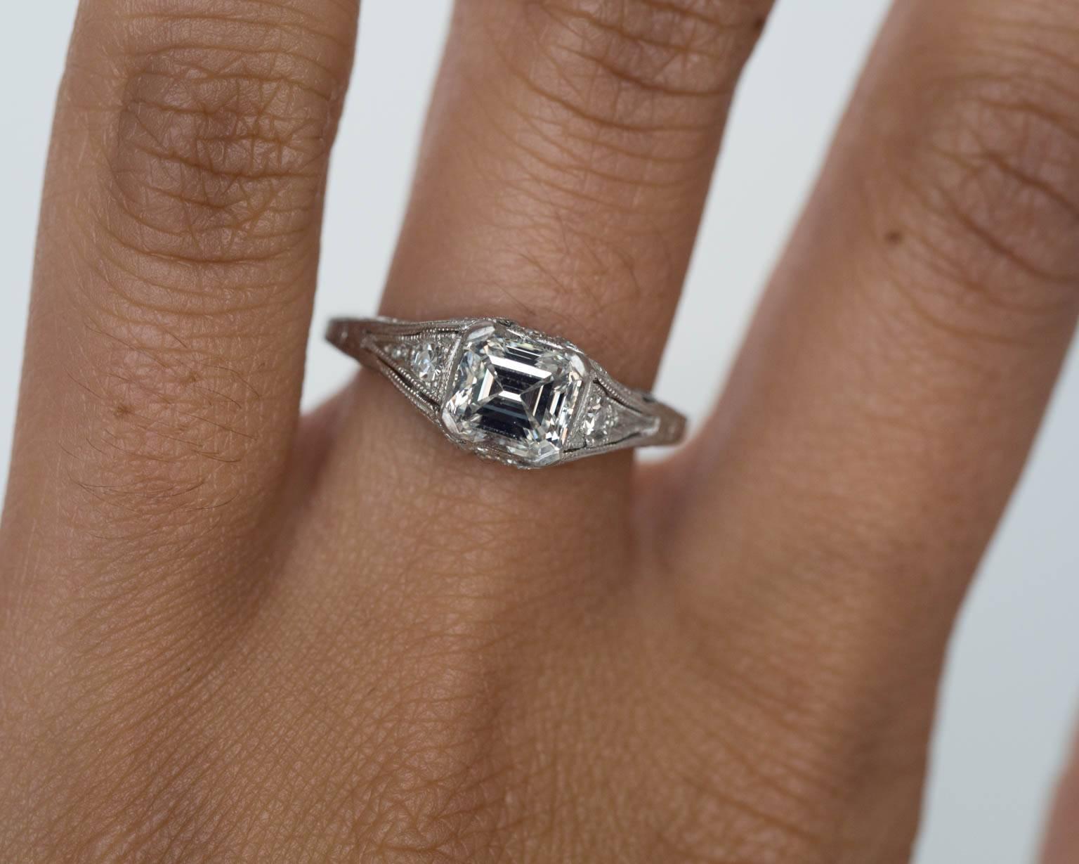 Bague de fiançailles Art déco des années 1940 en platine avec diamant taille émeraude de 1,00 carat en vente 2