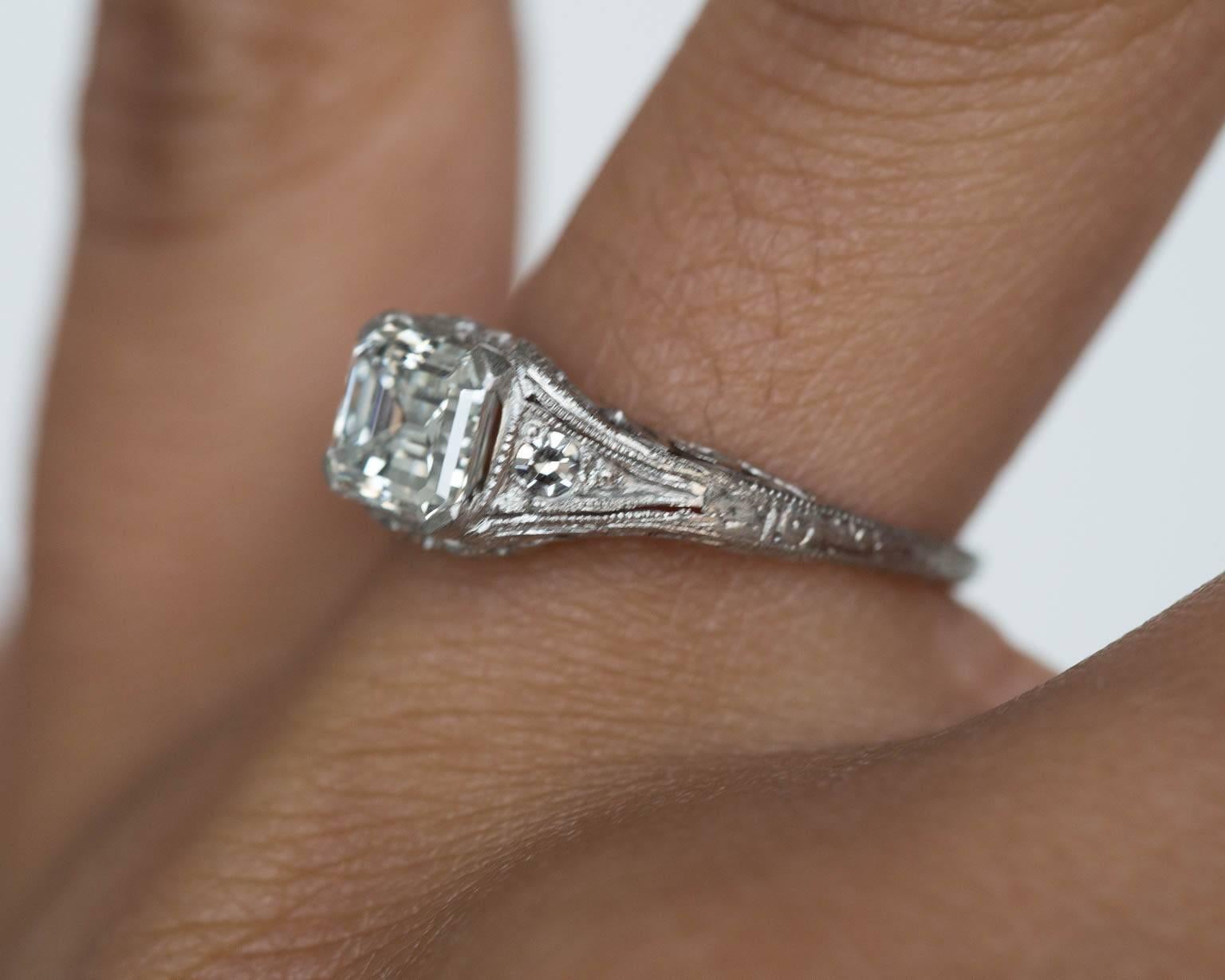 Bague de fiançailles Art déco des années 1940 en platine avec diamant taille émeraude de 1,00 carat en vente 3