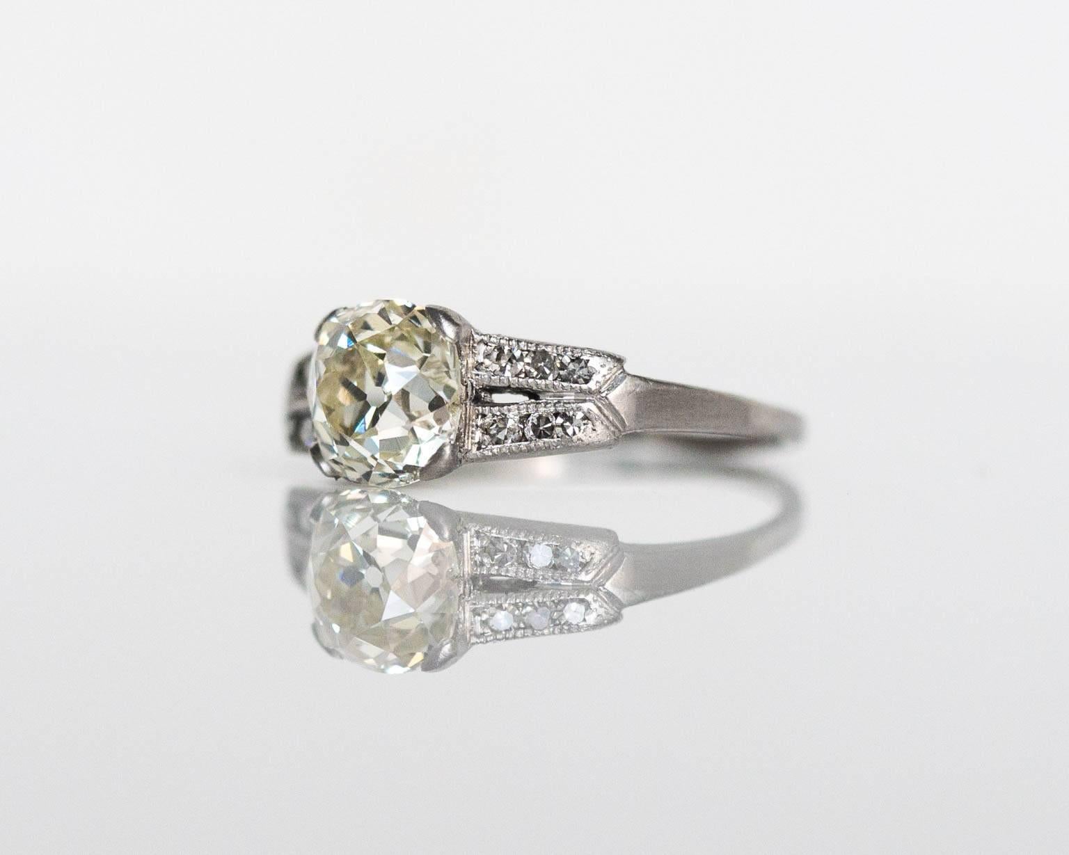 1920er Jahre Art Deco Platin 1,46 Karat Diamant im Kissenschliff mit Beistellsteinen im Kissenschliff für Damen oder Herren im Angebot