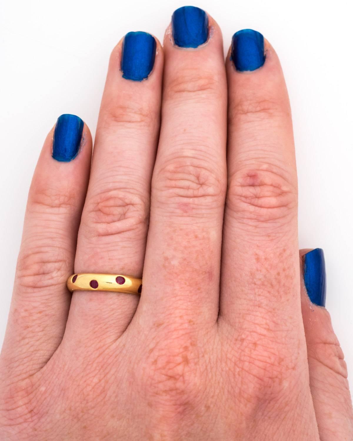 1980s Tiffany & Co. Vintage Etoile 18 karat Gold and Red Ruby Ring In Excellent Condition In Hicksville, NY