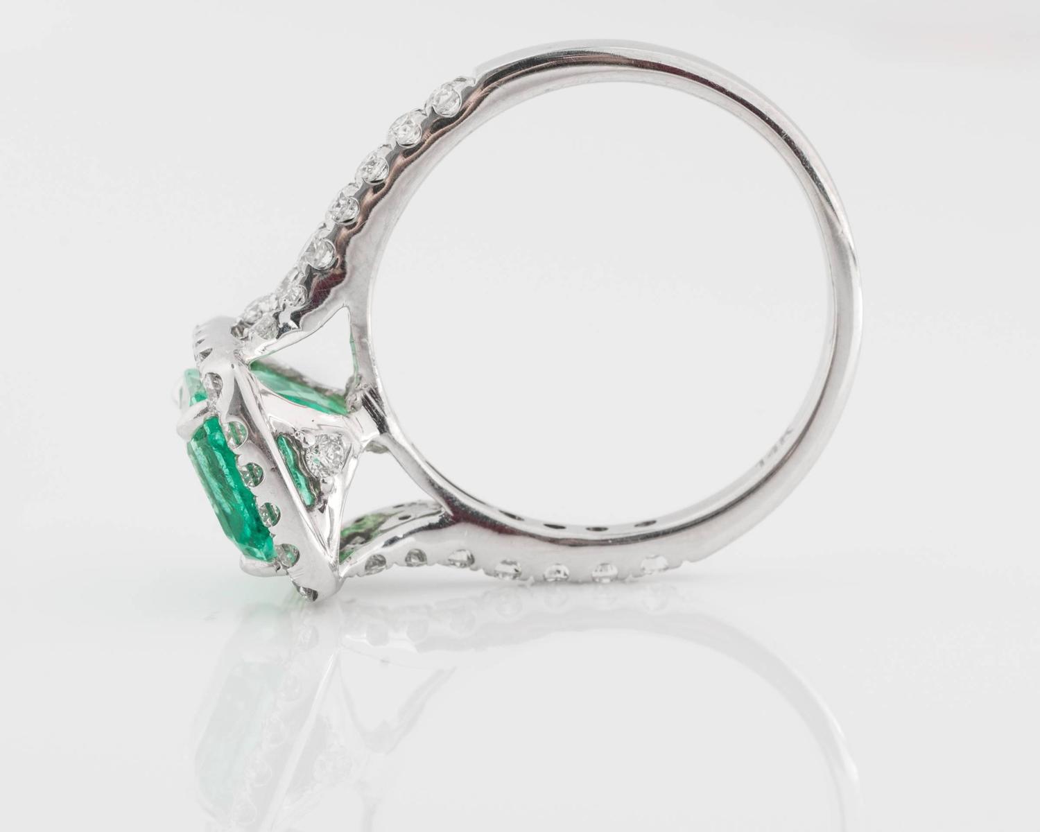 Columbian Emerald and Diamond Ring For Sale at 1stdibs