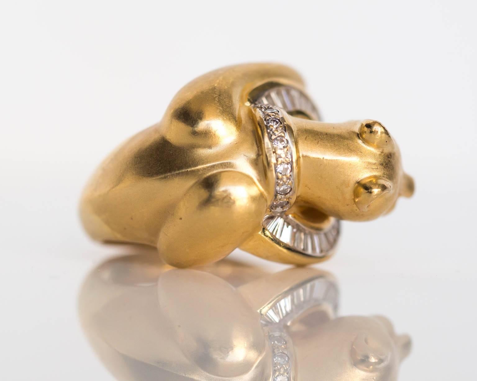 Moderne Bague léopard en or jaune avec diamants et émeraudes, années 2000 en vente