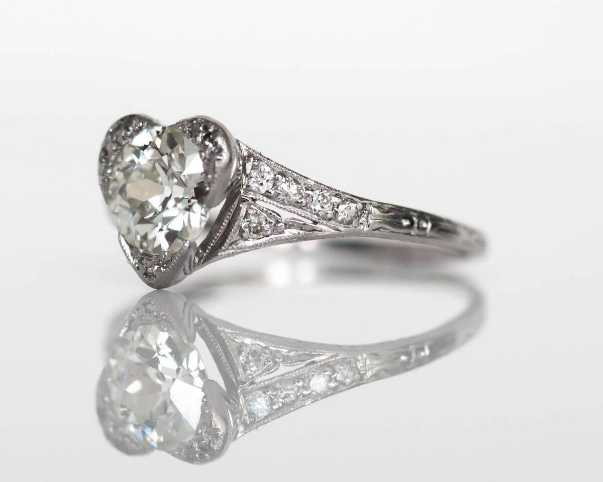 Artikel-Details: 
Ringgröße: 7.25
Metallart: Platin
Gewicht: 3.0 Gramm

Center Diamond Details
GIA CERTIFIED Center Diamond - Zertifikat #2181066533
Form: Alter europäischer Brillant
Karat Gewicht: 1.01 Karat
Farbe: K
Klarheit: VS2

Seite Stein