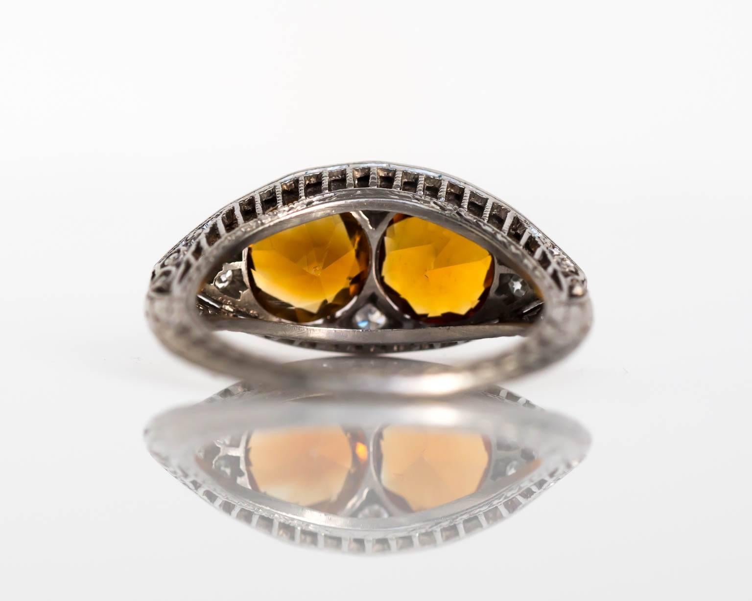 1910 Anillo eduardiano de platino en forma de navette de dos piedras con citrino y diamantes en Excelente estado para la venta en Hicksville, NY