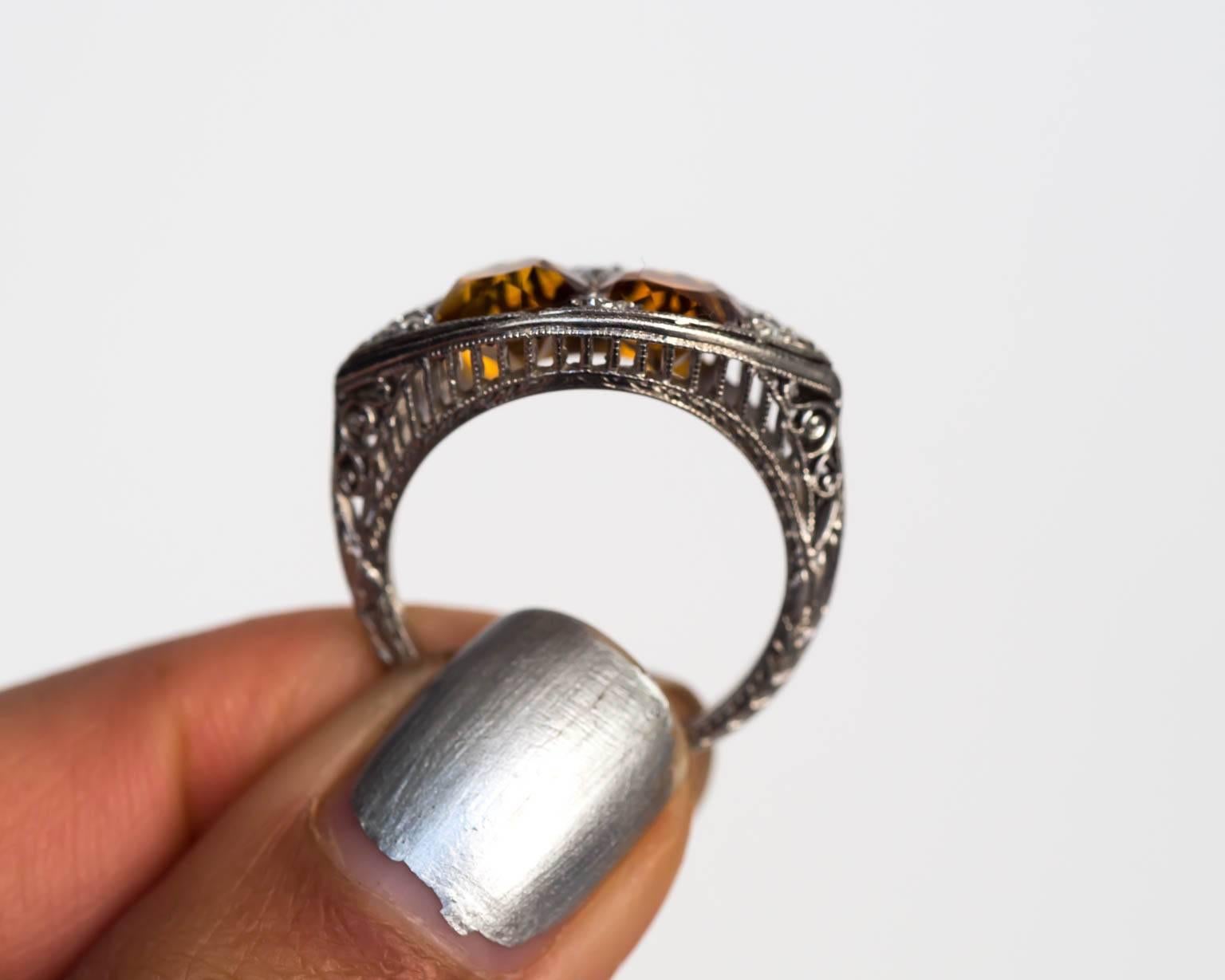 1910 Anillo eduardiano de platino en forma de navette de dos piedras con citrino y diamantes en venta 1