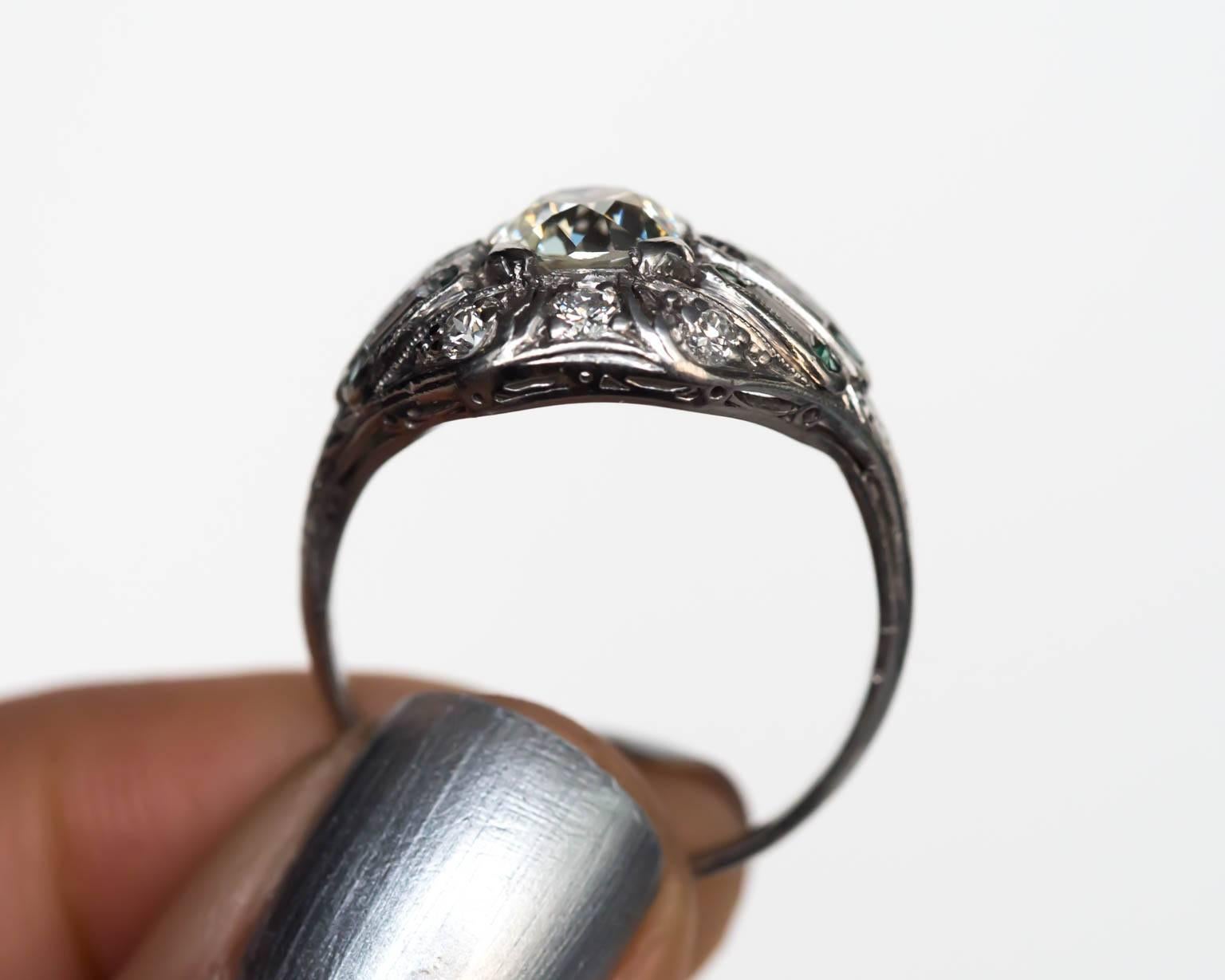 Bague de fiançailles Art déco des années 1920 en platine avec émeraude et diamants en vente 2