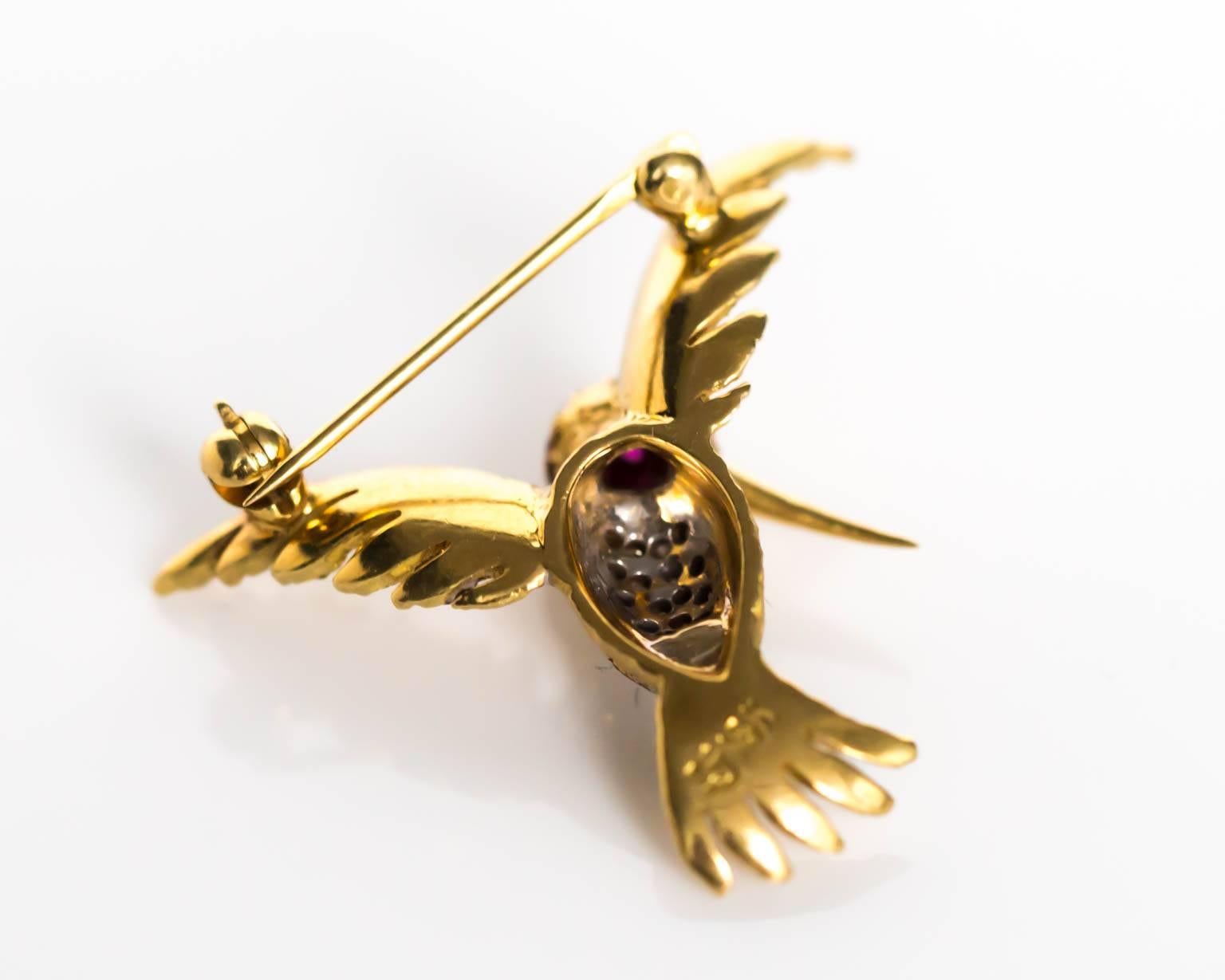1980s Ruby Diamond Gold Bird Brooch Pin In Excellent Condition For Sale In Atlanta, GA