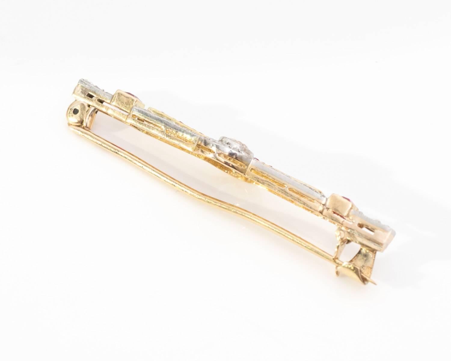 1890er Jahre Antike Französisch Cut Rubine Rose Cut Diamanten Zwei-Farben-Gold Brosche Pin für Damen oder Herren im Angebot