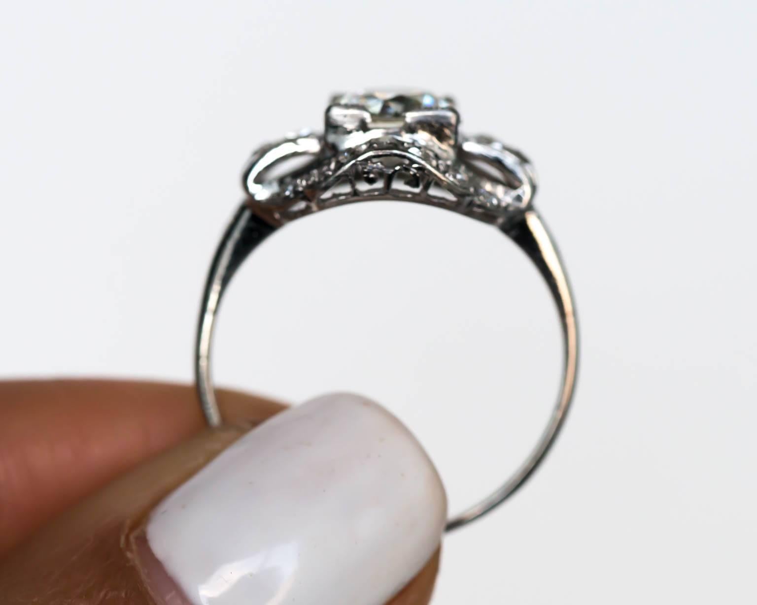 1920s Art Deco Platinum GIA Certified 1.04 Carat Diamond Engagement Ring For Sale 1