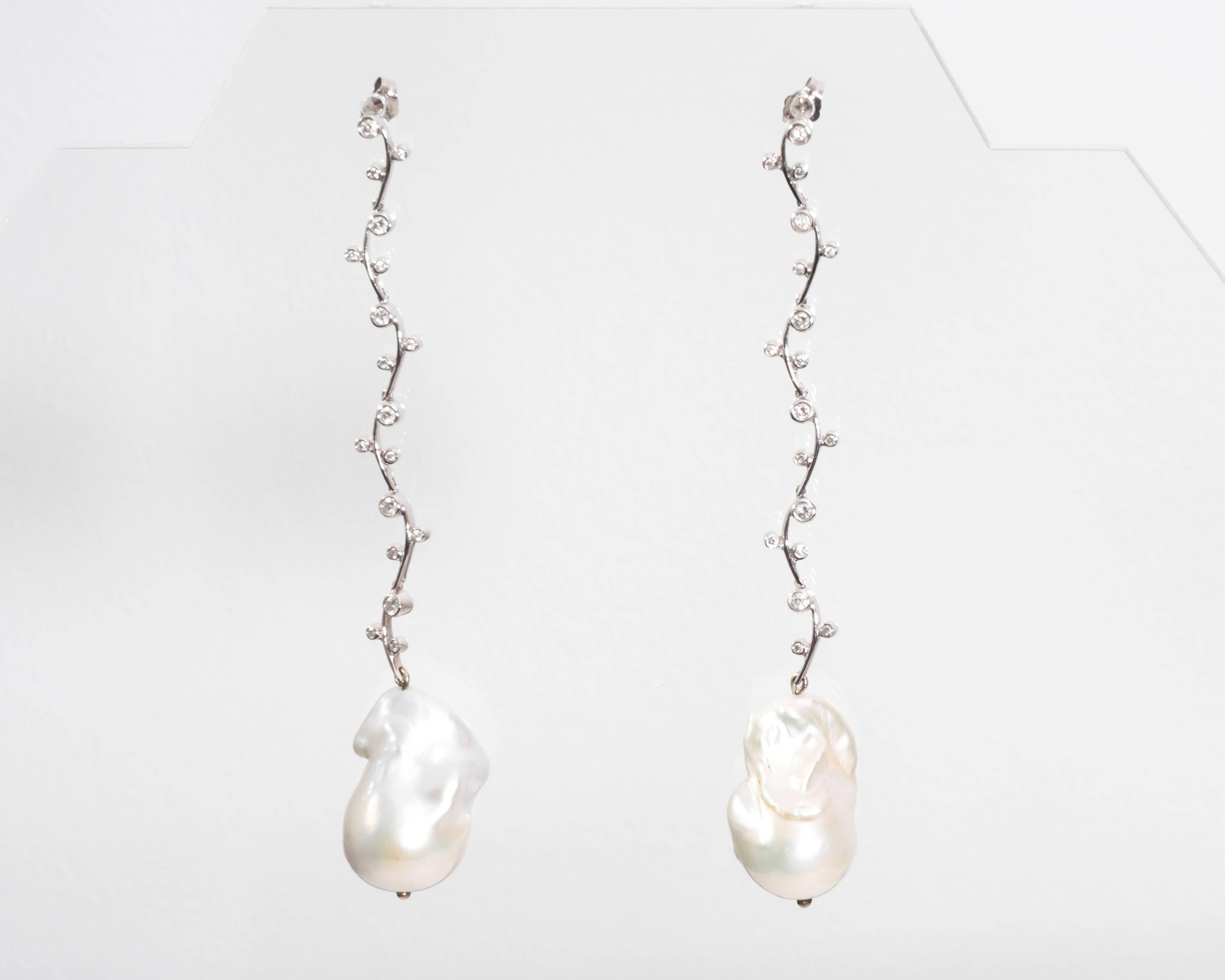 Pendants d'oreilles en perles et diamants Neuf - En vente à Atlanta, GA