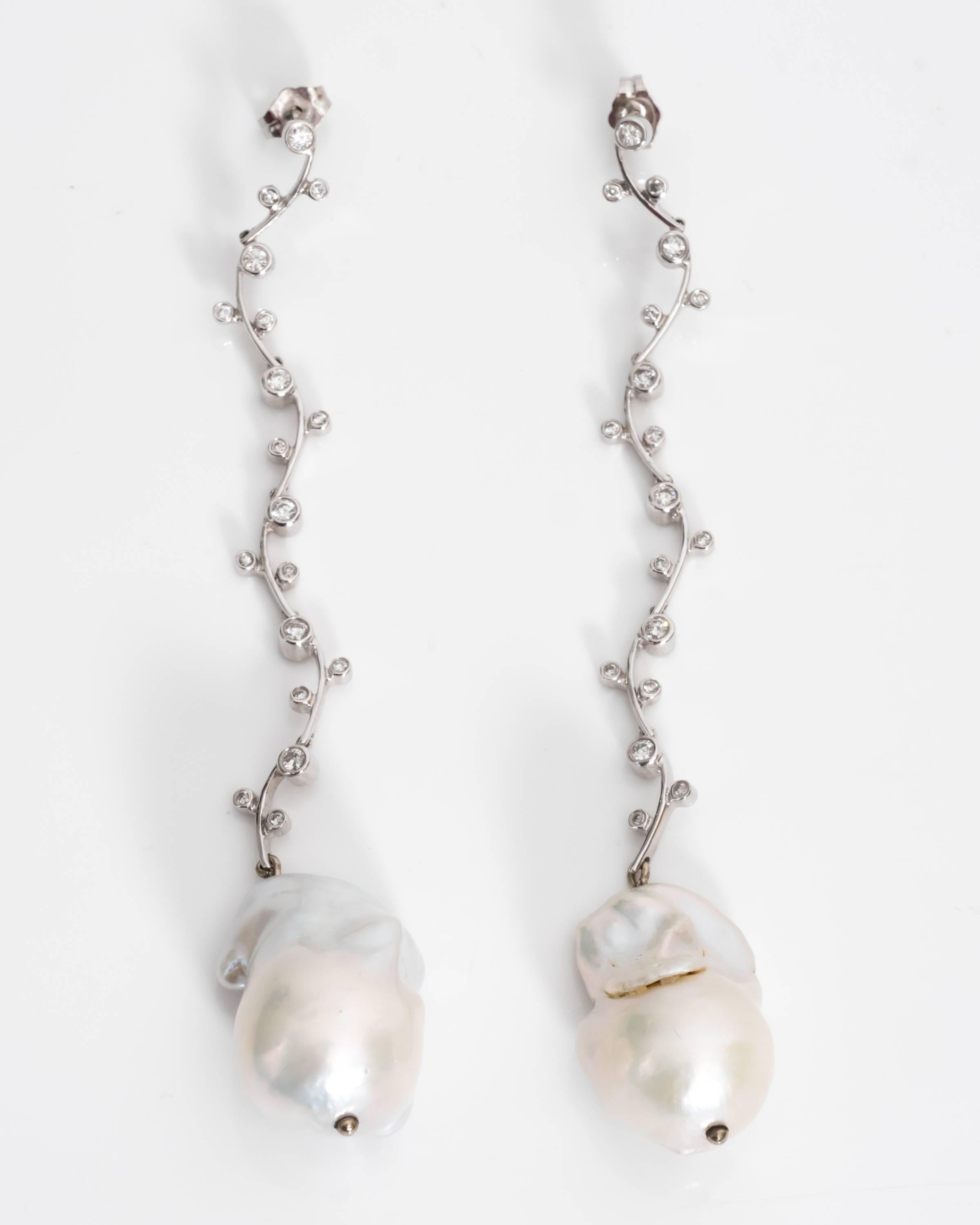 Pearl and Diamond Dangling Drop Earrings In New Condition For Sale In Atlanta, GA