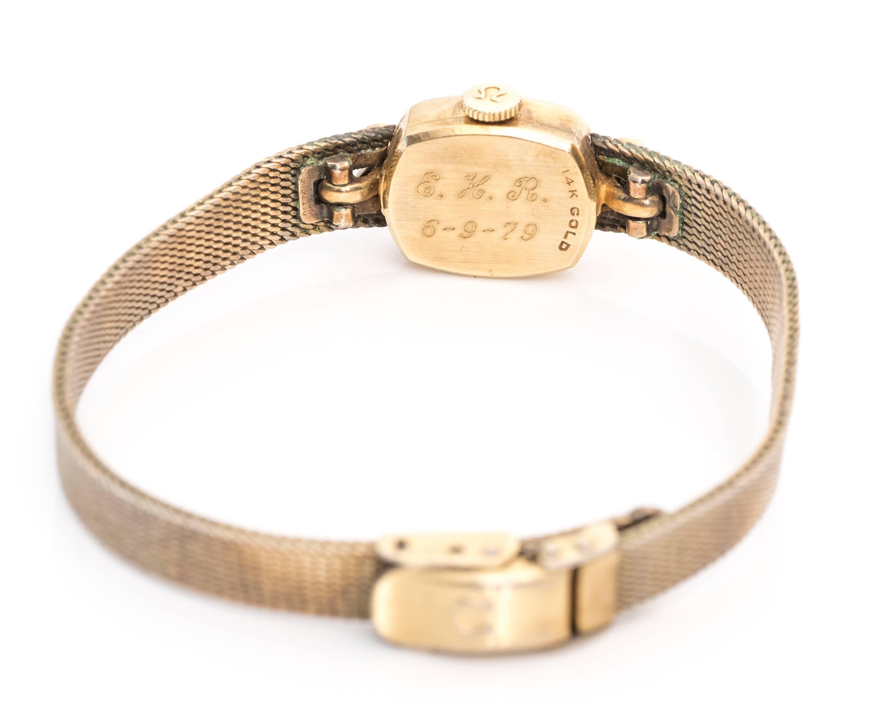  Omega-Armbanduhr für Frauen
Gehäuse und Gehäuseboden aus 14 Karat Gelbgold
Vier einzelne geschliffene Diamanten oberhalb und unterhalb des Zifferblatts in einem zarten Blattdesign; alle sind in Vierzack-Rahmen gefasst 
Gehäuse ist oval geformt